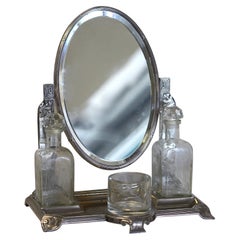  Set de toilette Art Nouveau en métal argenté et miroir en verre taillé