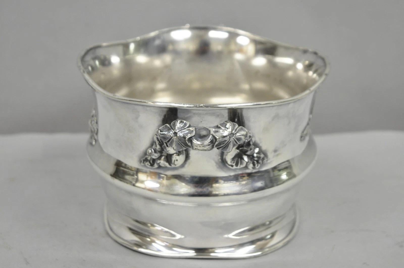 Art Nouveau Versilbert Floral Repousse Champagner Kühler Weinflasche Untersetzer (Unbekannt) im Angebot