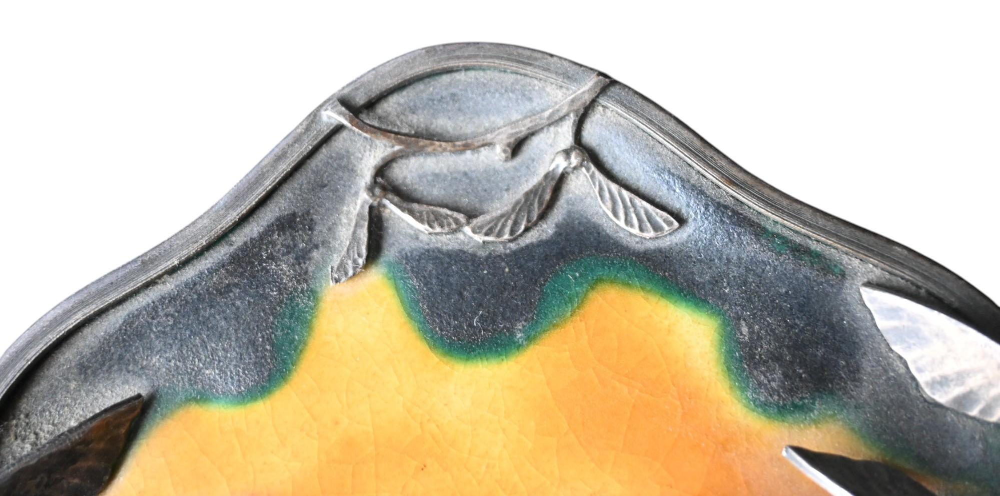 Art Nouveau Bandeja para bolígrafos de metal plateado y cerámica esmaltada - Francia, circa 1900 Francés en venta