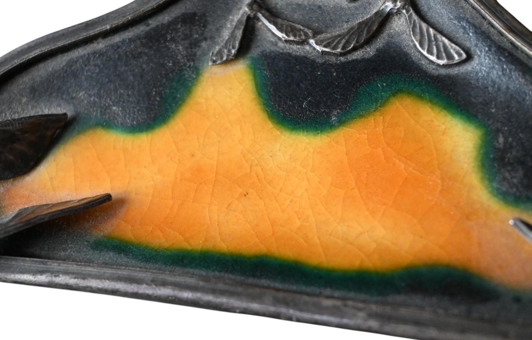 Art Nouveau Bandeja para bolígrafos de metal plateado y cerámica esmaltada - Francia, circa 1900 en Bueno estado para la venta en Bilzen, BE