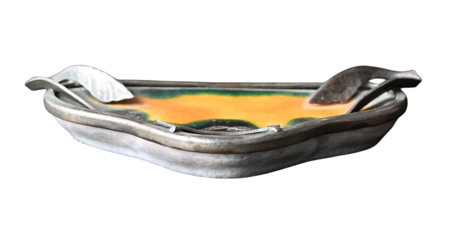 Art Nouveau Bandeja para bolígrafos de metal plateado y cerámica esmaltada - Francia, circa 1900 siglo XX en venta