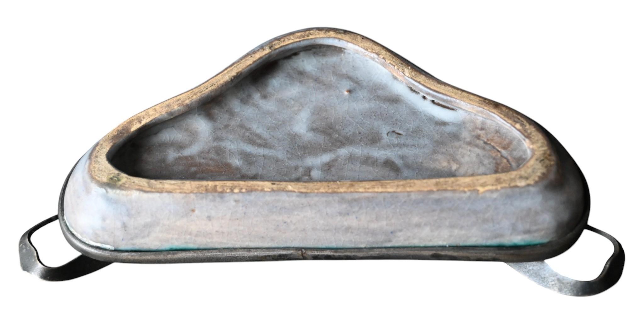 Art Nouveau Bandeja para bolígrafos de metal plateado y cerámica esmaltada - Francia, circa 1900 Chapado en plata en venta