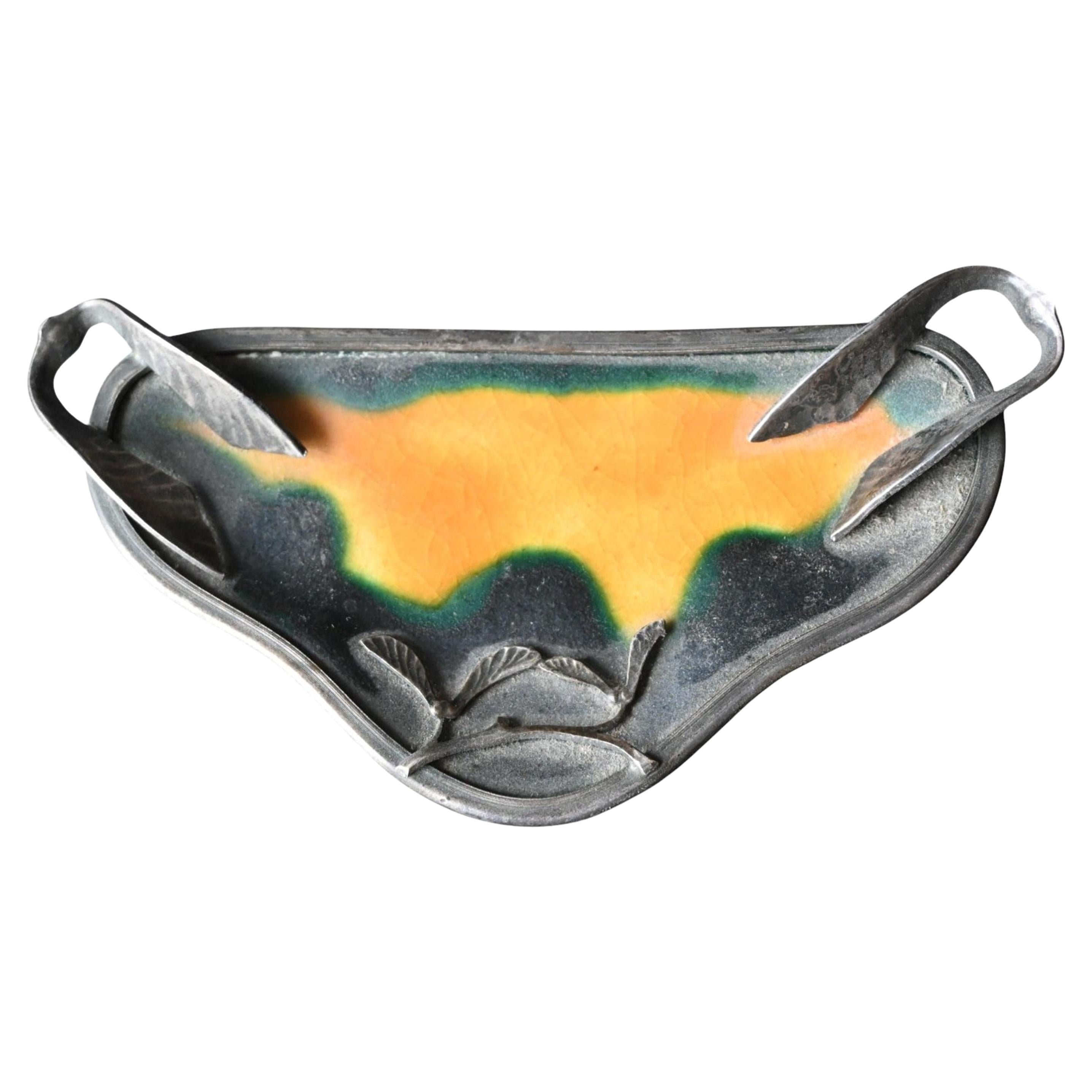 Art Nouveau Bandeja para bolígrafos de metal plateado y cerámica esmaltada - Francia, circa 1900 en venta