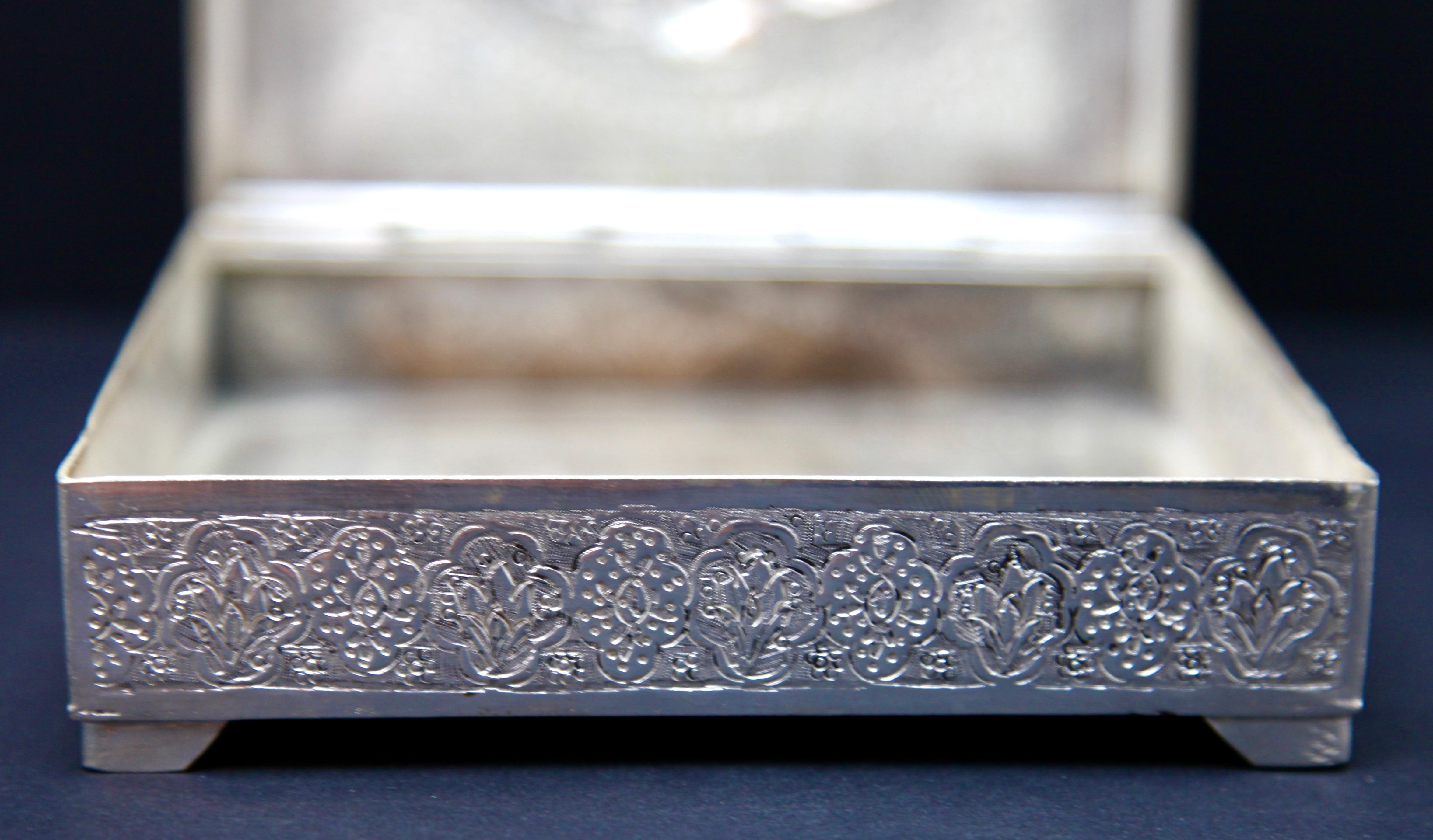Art Nouveau Silver Plated Repousse Tobacco or Jewelry Box  For Sale 5