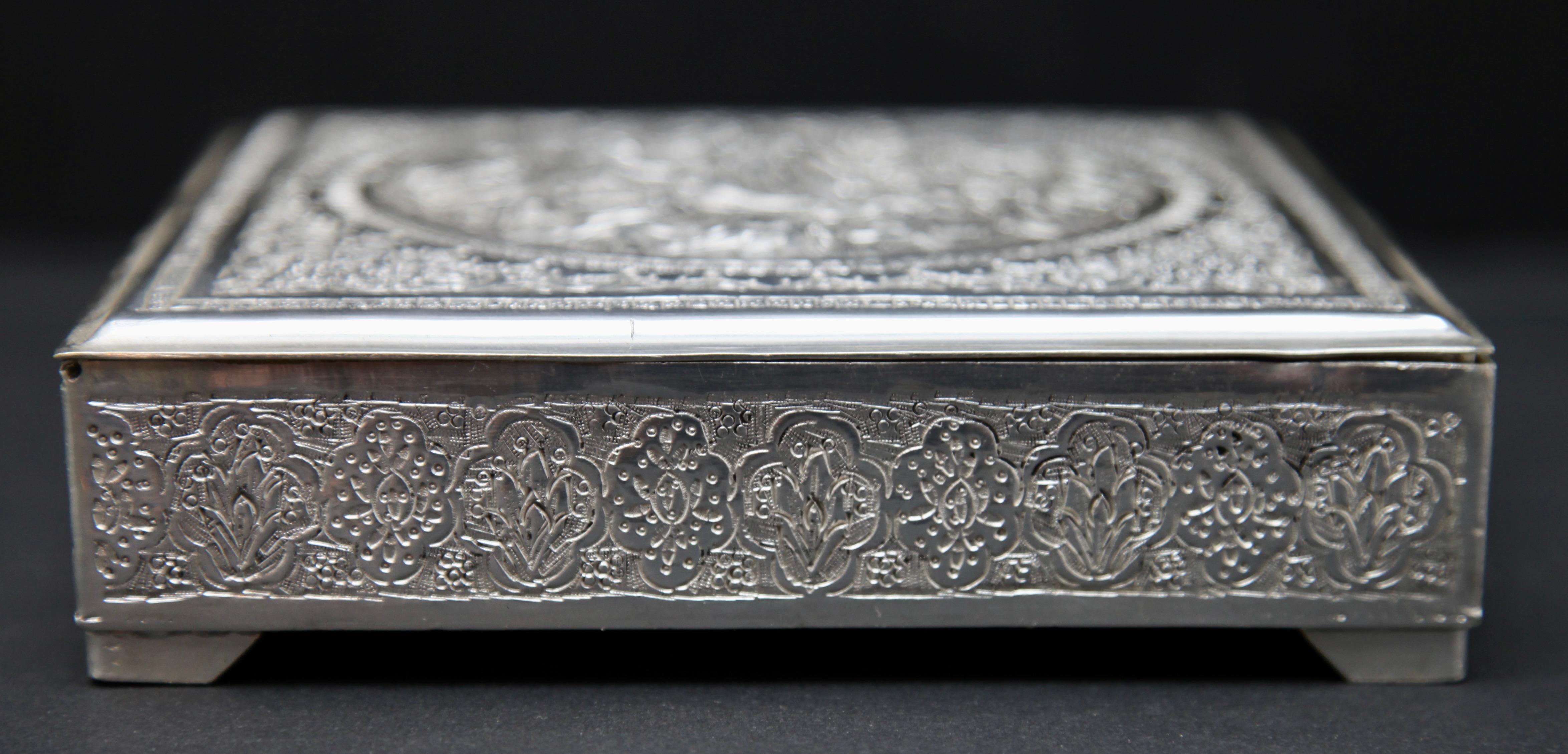 Art Nouveau Versilberte Repousse Tabak- oder Schmuckdose im Angebot 5