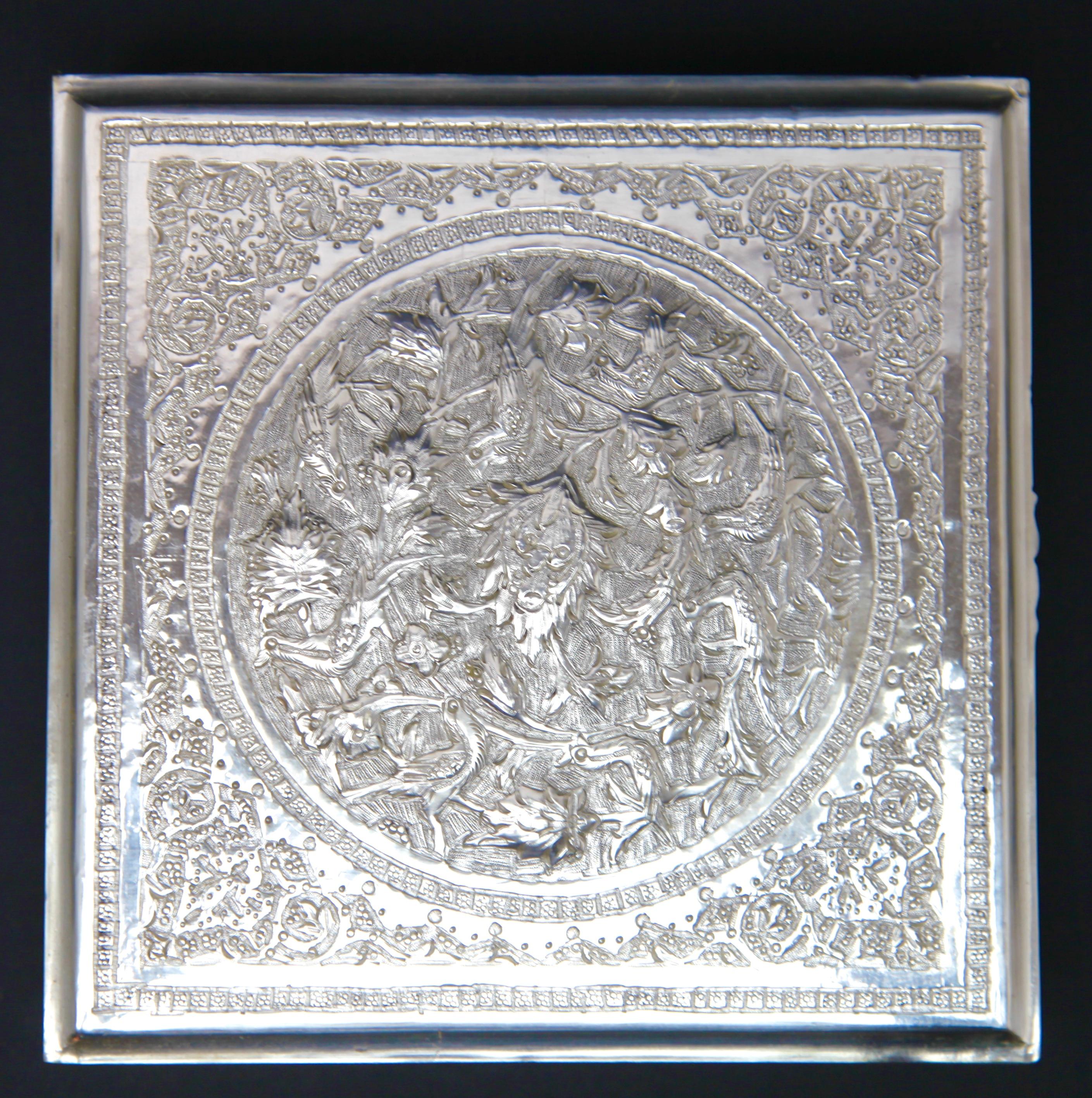 Boîte à tabac ou à bijoux repoussé en métal argenté Art Nouveau  en vente 1