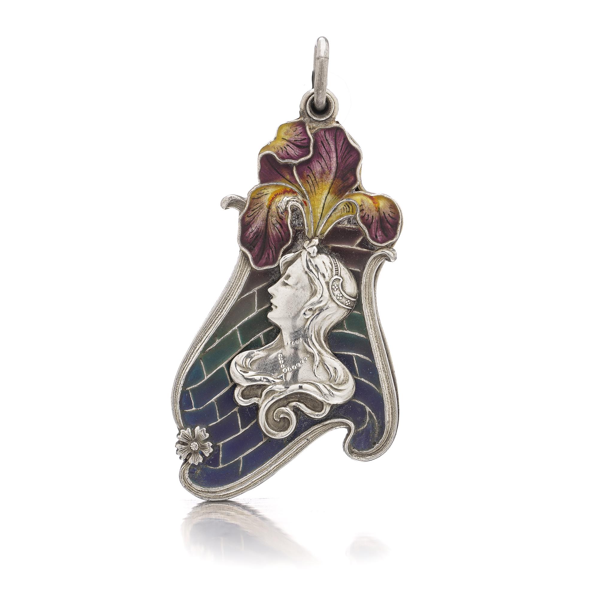 Raro y exquisito colgante Art Nouveau de plata con esmalte plique-à-jour y espejo abatible integrado. La pieza presenta un busto repoussé finamente esculpido de una mujer con cabello suelto y adornos de perlas, enmarcado por una vibrante flor de