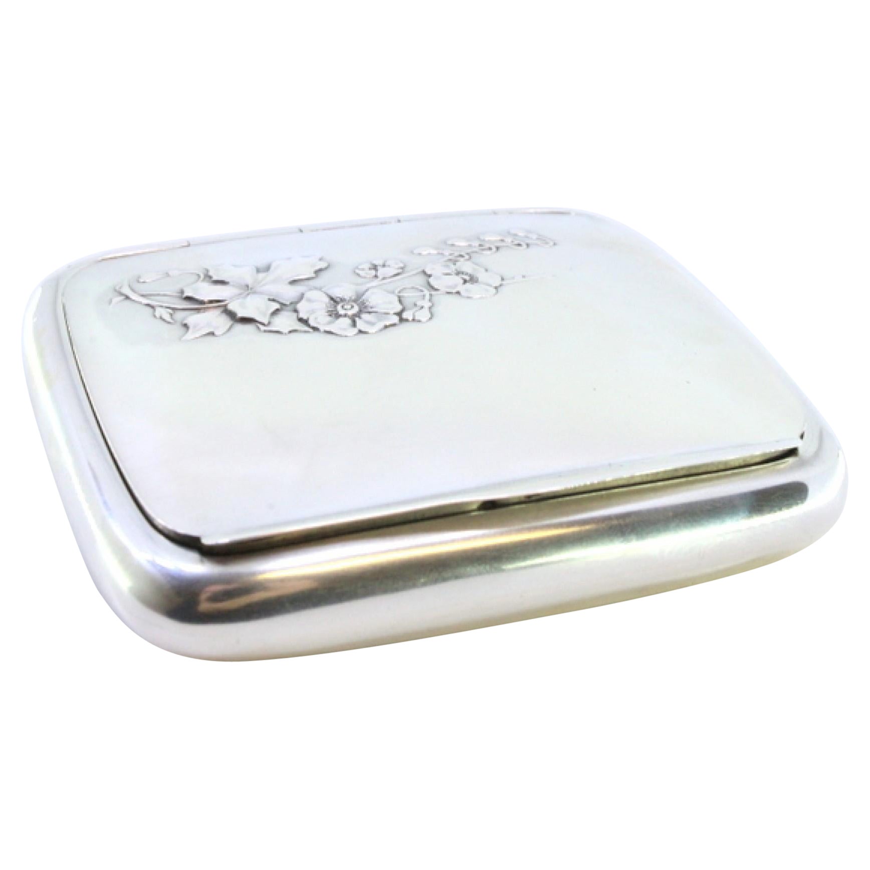 Art Nouveau silver snuffbox with floral reliefs 
paper holder