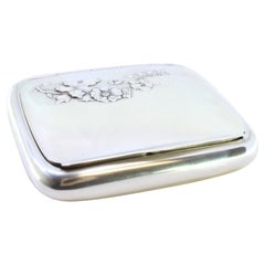 Art Nouveau silver snuffbox with floral reliefs 
paper holder