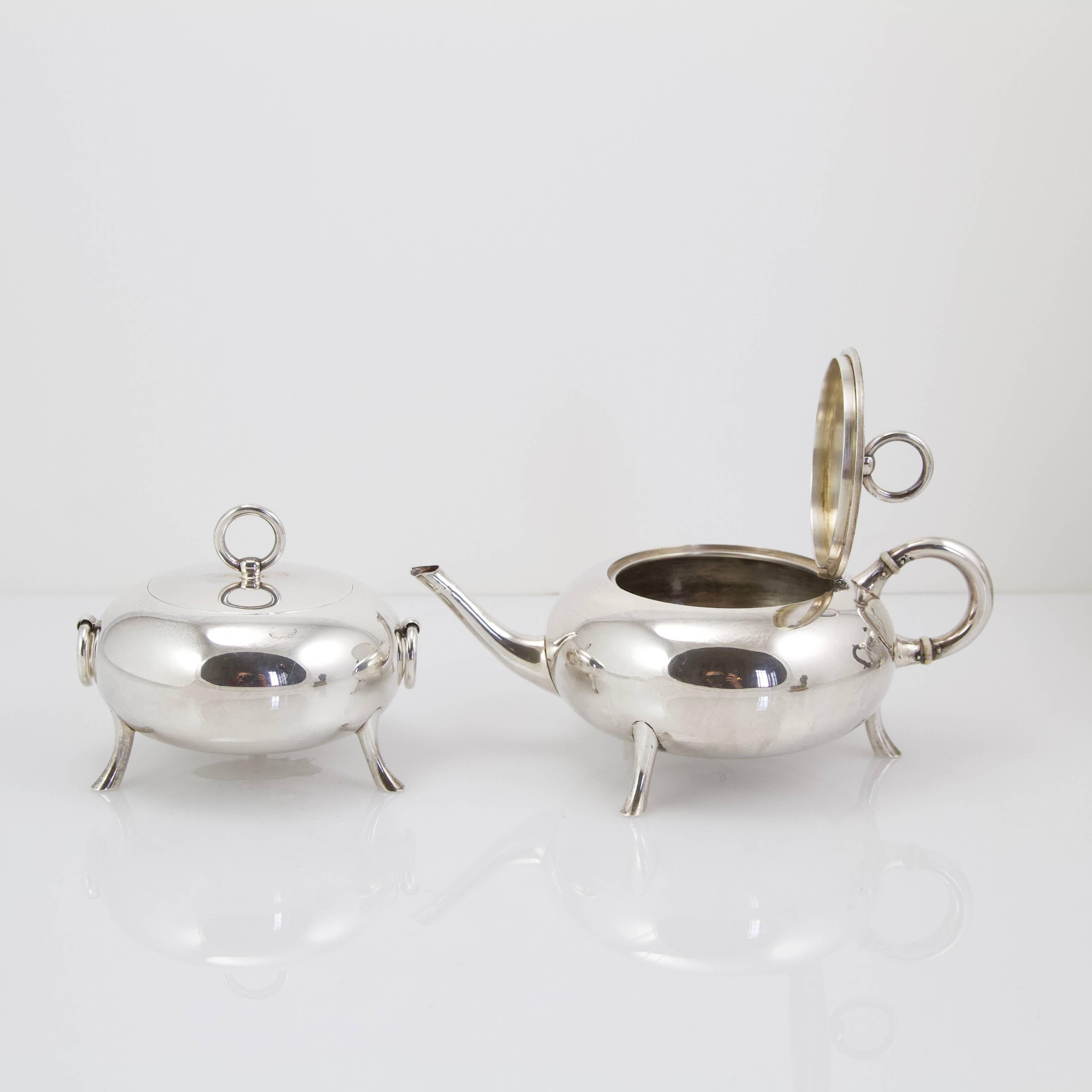 Very modernist selfish tea pot and its sugar pot. Silver sterling, super pot gilded inside.
Made by Maison Ravaut in Paris.
Maker mark and signature on the bottom of each piece.
Maison Ravaut located in Paris 15 rue de la Paix and had been bought