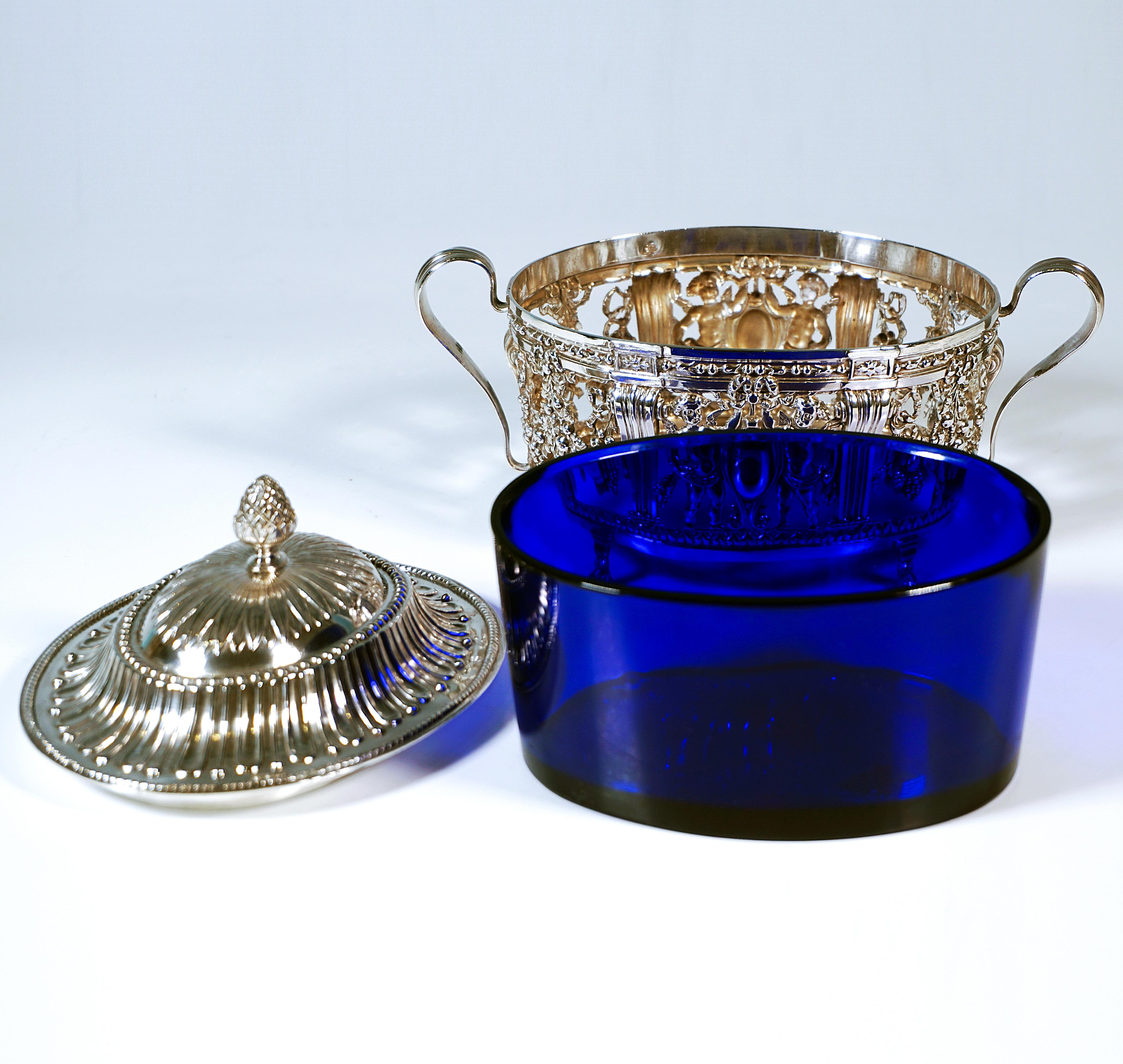 Fait main Sucrier Art Nouveau en argent avec couvercle en verre bleu, France, Circa 1900 en vente