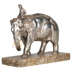 Escultura Art Nouveau de metal plateado/hueso en forma de elefante con base de piedra, Francia