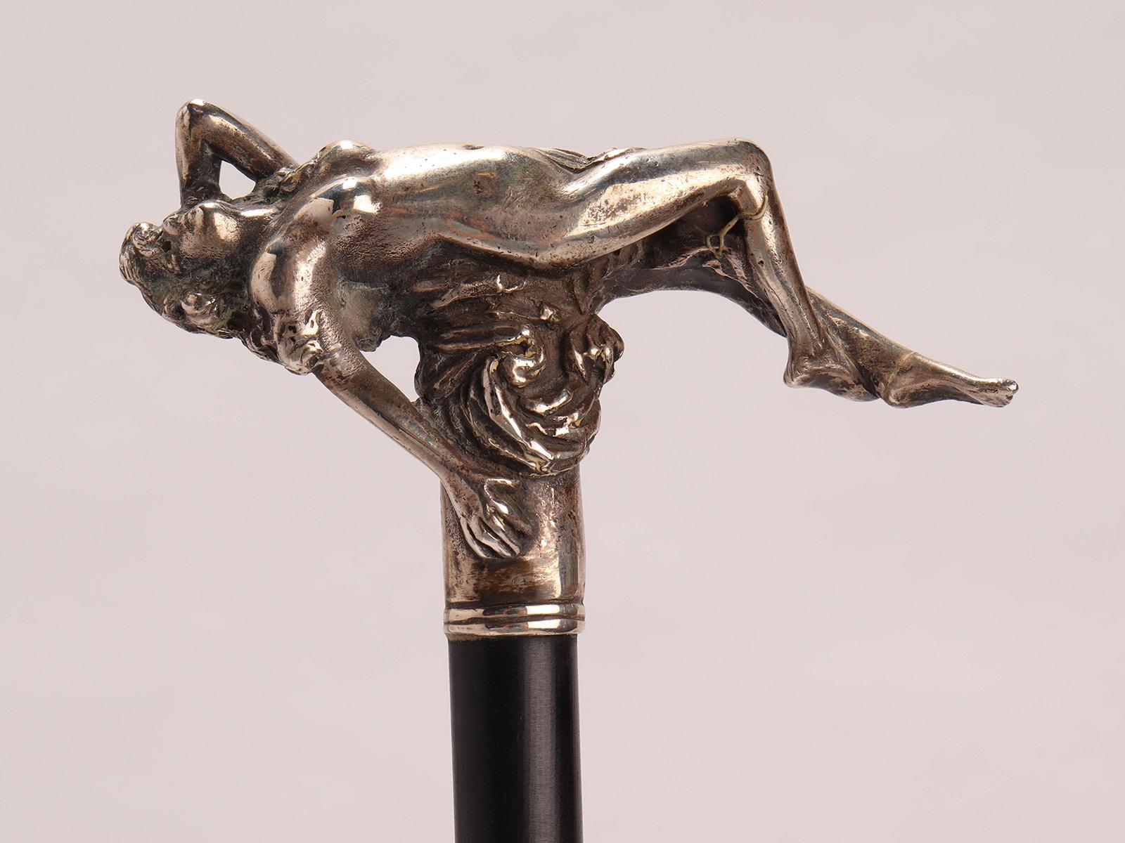 Art Nouveau silver walking stick depicting a reclining naked woman, Germany 1900 In Good Condition For Sale In Milan, IT
