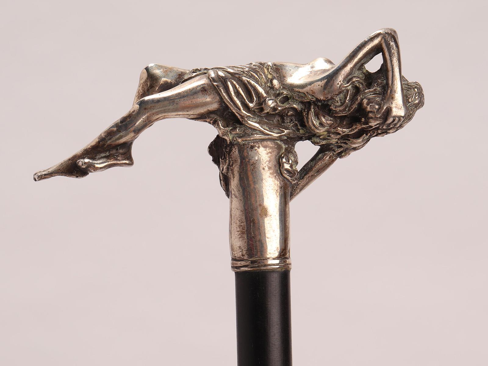Art Nouveau silver walking stick depicting a reclining naked woman, Germany 1900 In Good Condition For Sale In Milan, IT