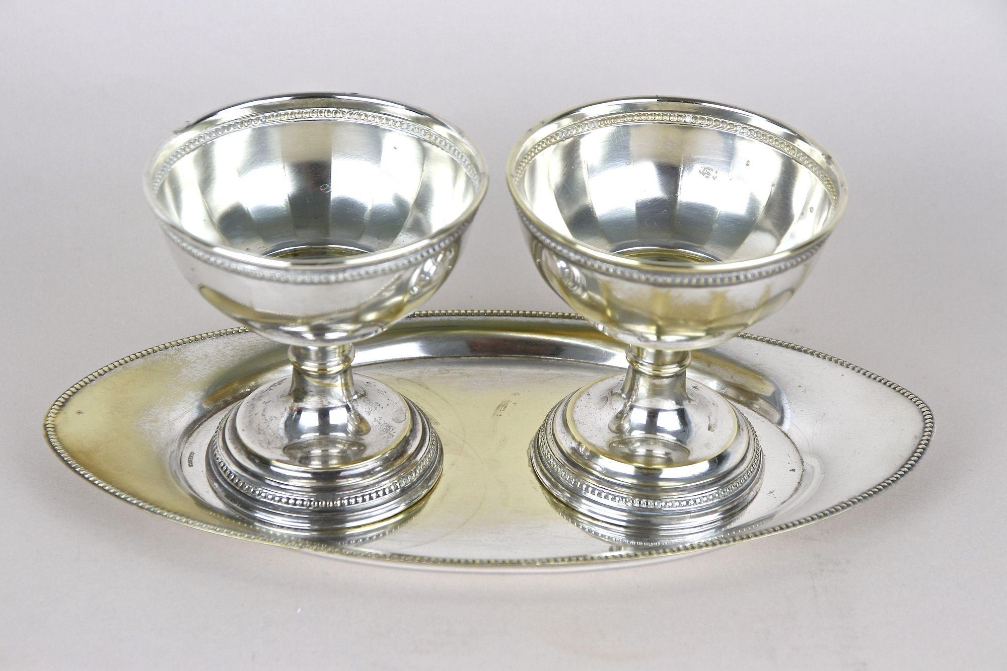 Elegantes copas de latón plateado sobre bandeja, fabricadas por la renombrada empresa austriaca Argentor en el periodo Art Nouveau, hacia 1910. Este encantador conjunto consta de dos copas y una bonita bandeja con forma. Todas las piezas presentan