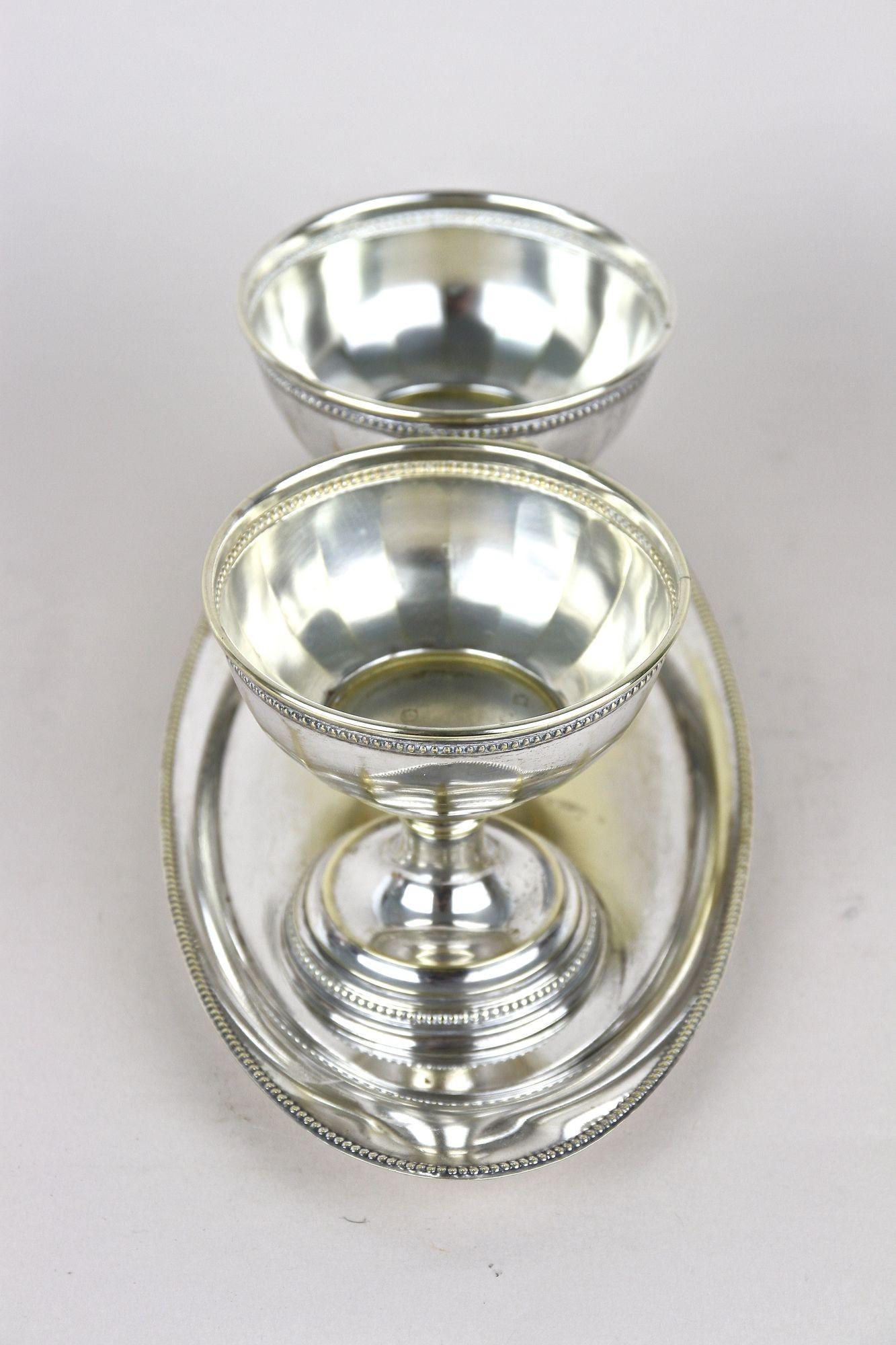 Copas Art Nouveau de latón plateado sobre bandeja de Argentor, Siglo XX, AT 1910 Plateado en venta