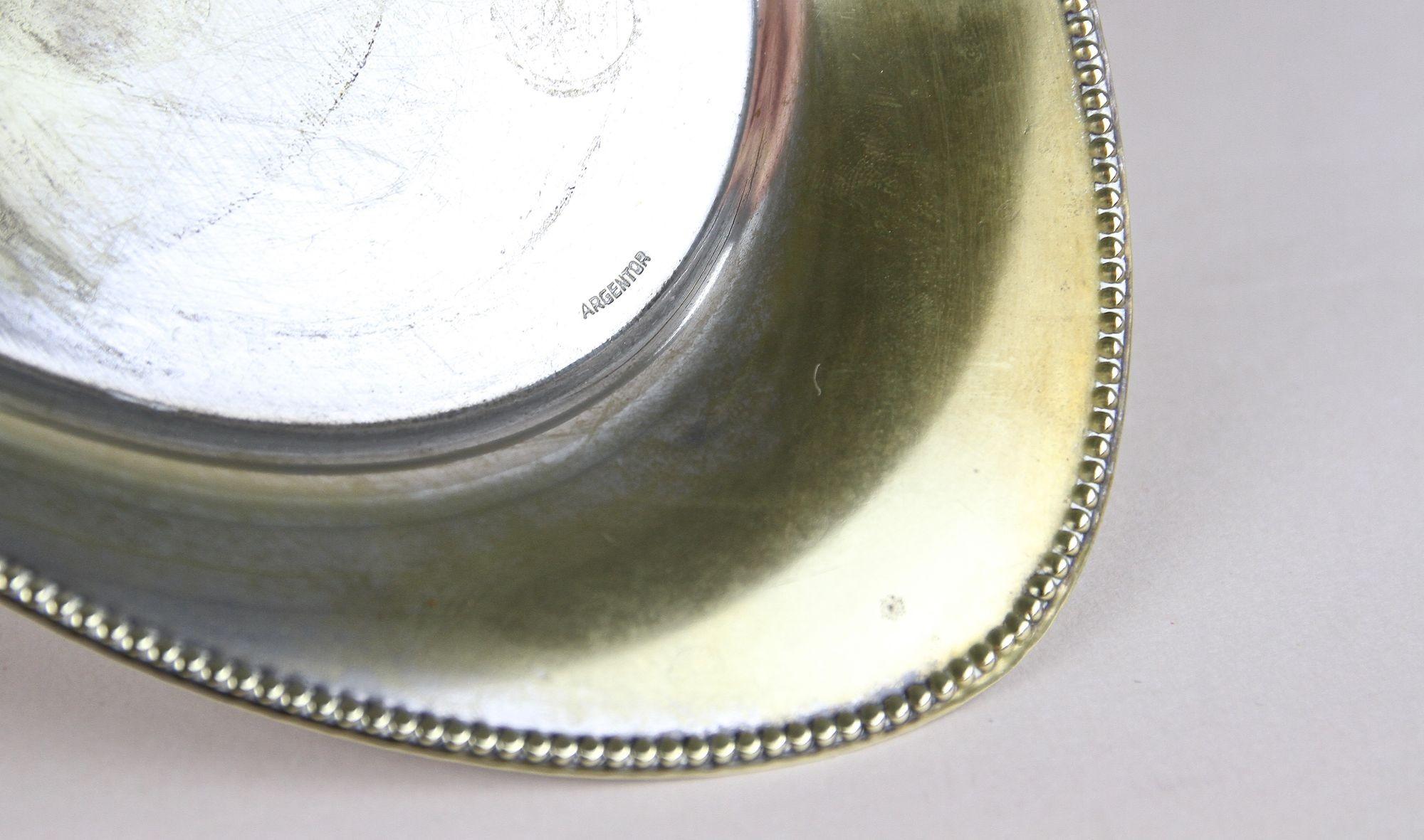 Copas Art Nouveau de latón plateado sobre bandeja de Argentor, Siglo XX, AT 1910 en venta 2