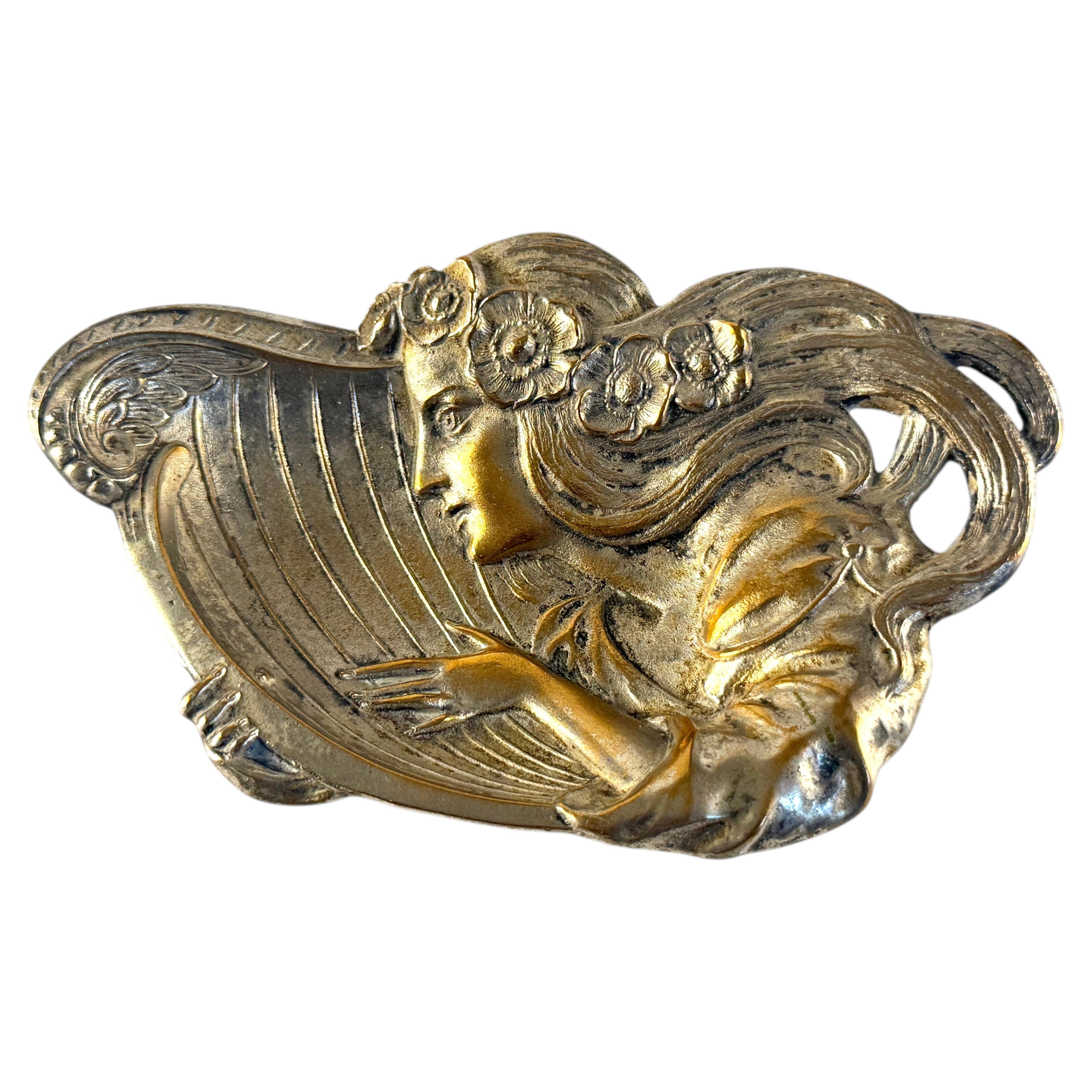 Silberfarbene Metallschale oder Ablage im Jugendstil, antike Tischdekoration im Angebot