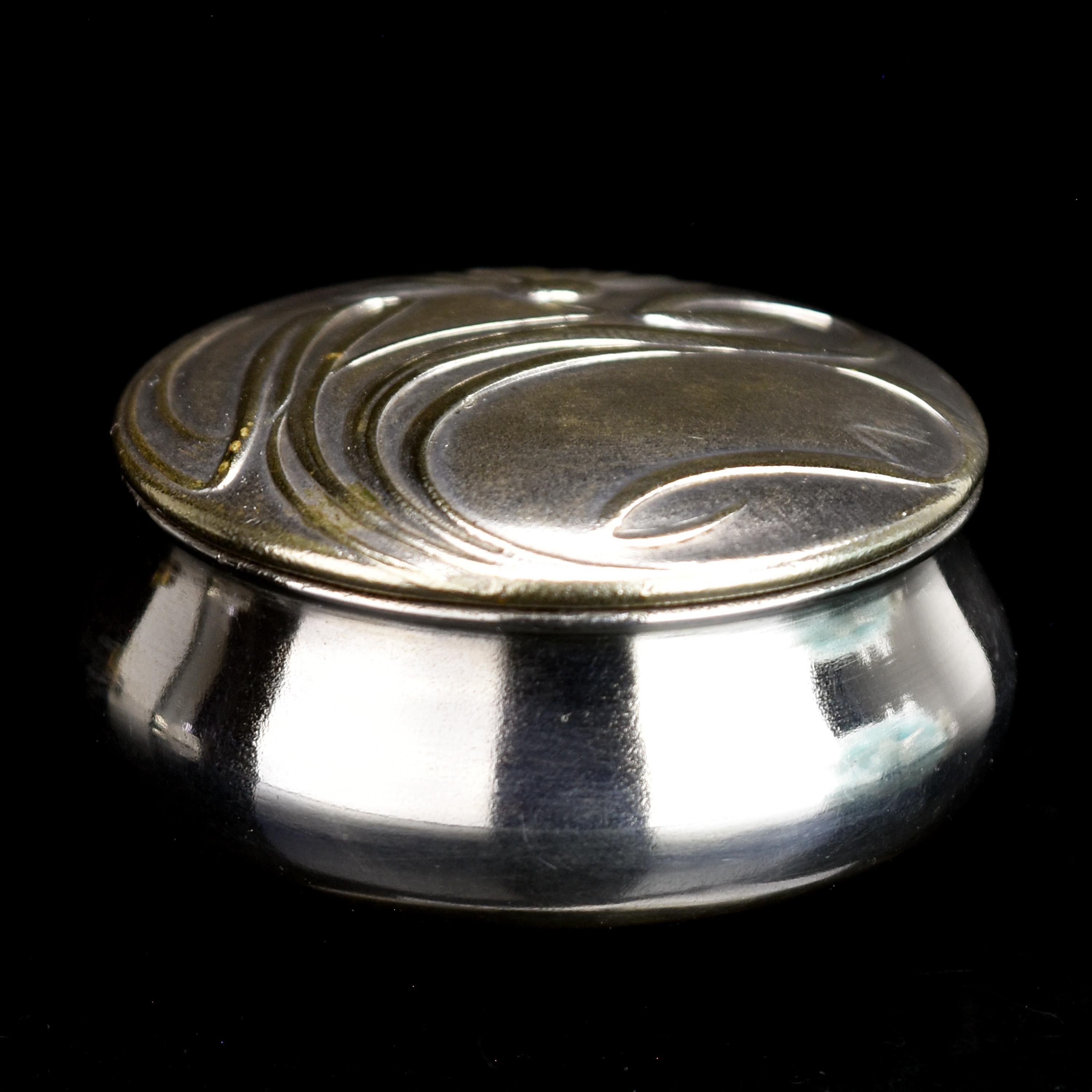 Early 20th Century Art Nouveau Silverplated Pill Snuff Box Floral ECHINACEA Pattern Jugendstil For Sale