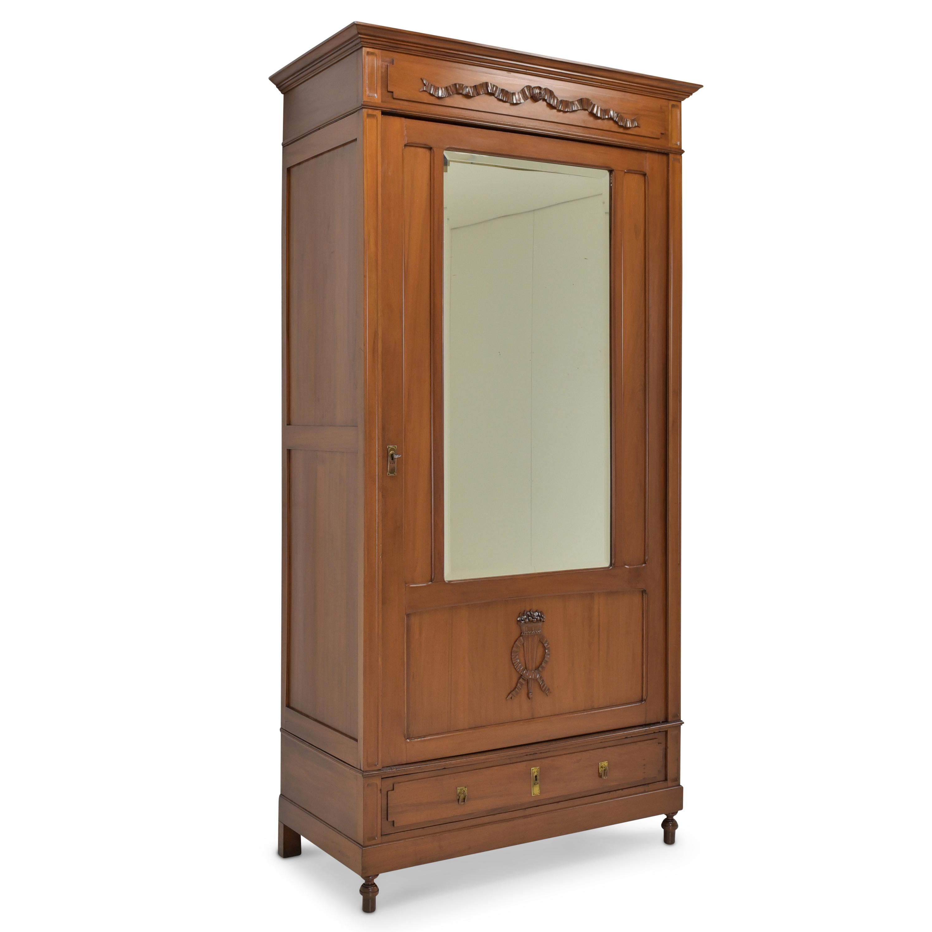 Eintüriger Kleiderschrank restauriert Jugendstil um 1910 Dielengarderobe

Merkmale:
Korpus wahrscheinlich Obstholz, innen Eiche massiv
Eintüriges Modell mit Spiegel, Schublade und vier Einlegeböden
Massive, höhenverstellbare Einlegeböden
Hohe