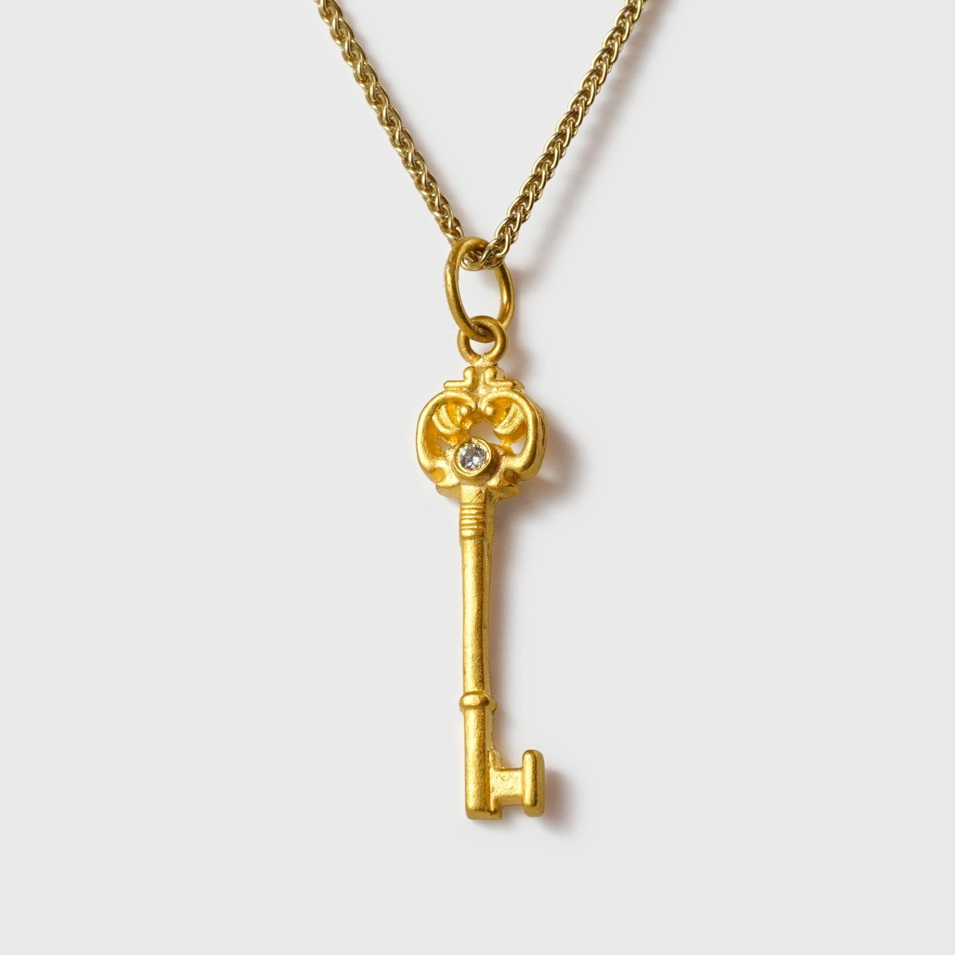 Pendentif à breloques en or jaune 24kt et diamants 0,02ct, clé squelette et diamants, livré avec une chaîne en vermeil de 16