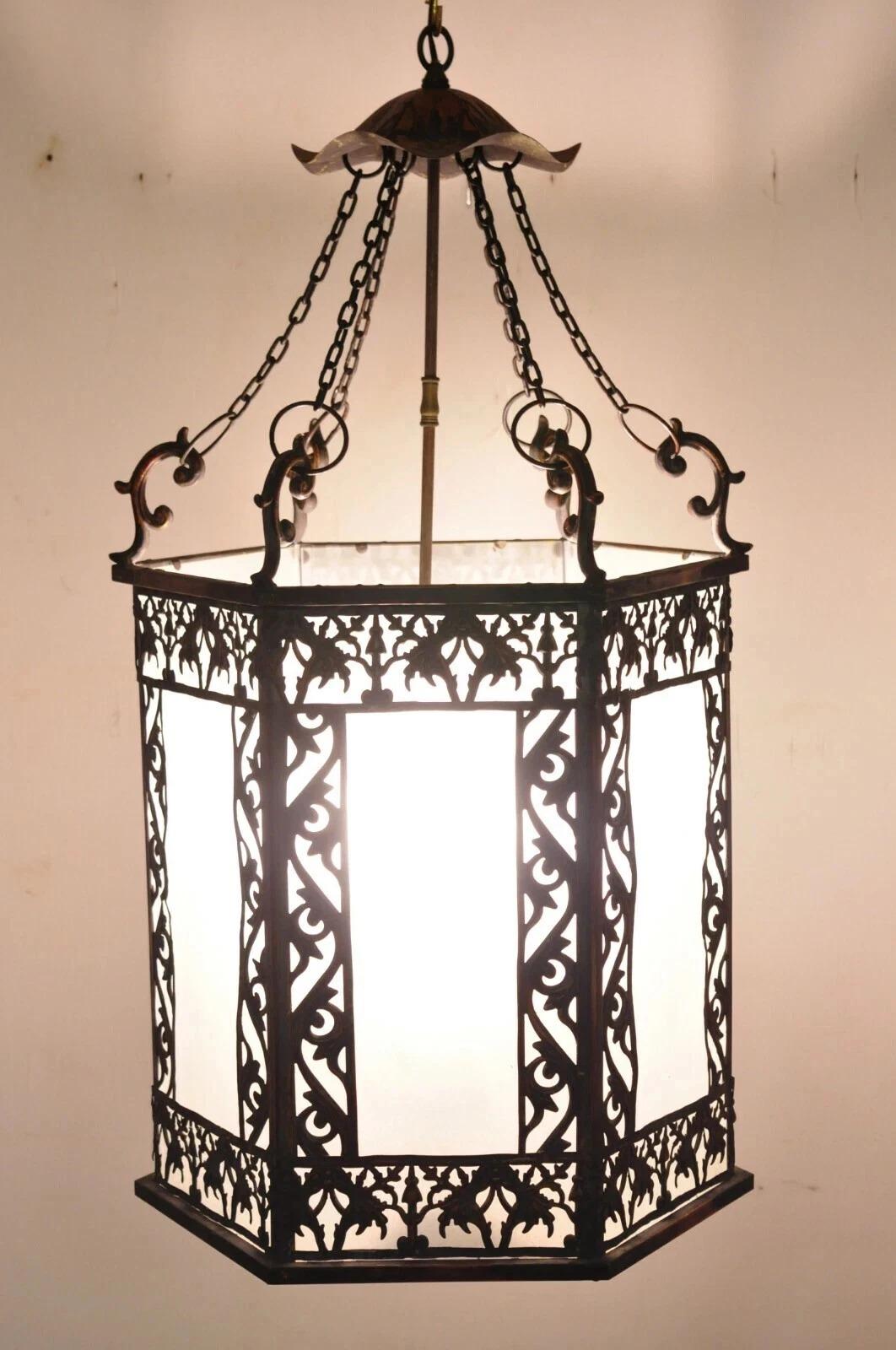 Antico lampadario a sospensione in vetro scoria esagonale in metallo dorato. L'articolo presenta pannelli in vetro scoria smerigliato, struttura esagonale in metallo dorato, decorazioni floreali, baldacchino a forma di ninfea, supporti a catena, 3