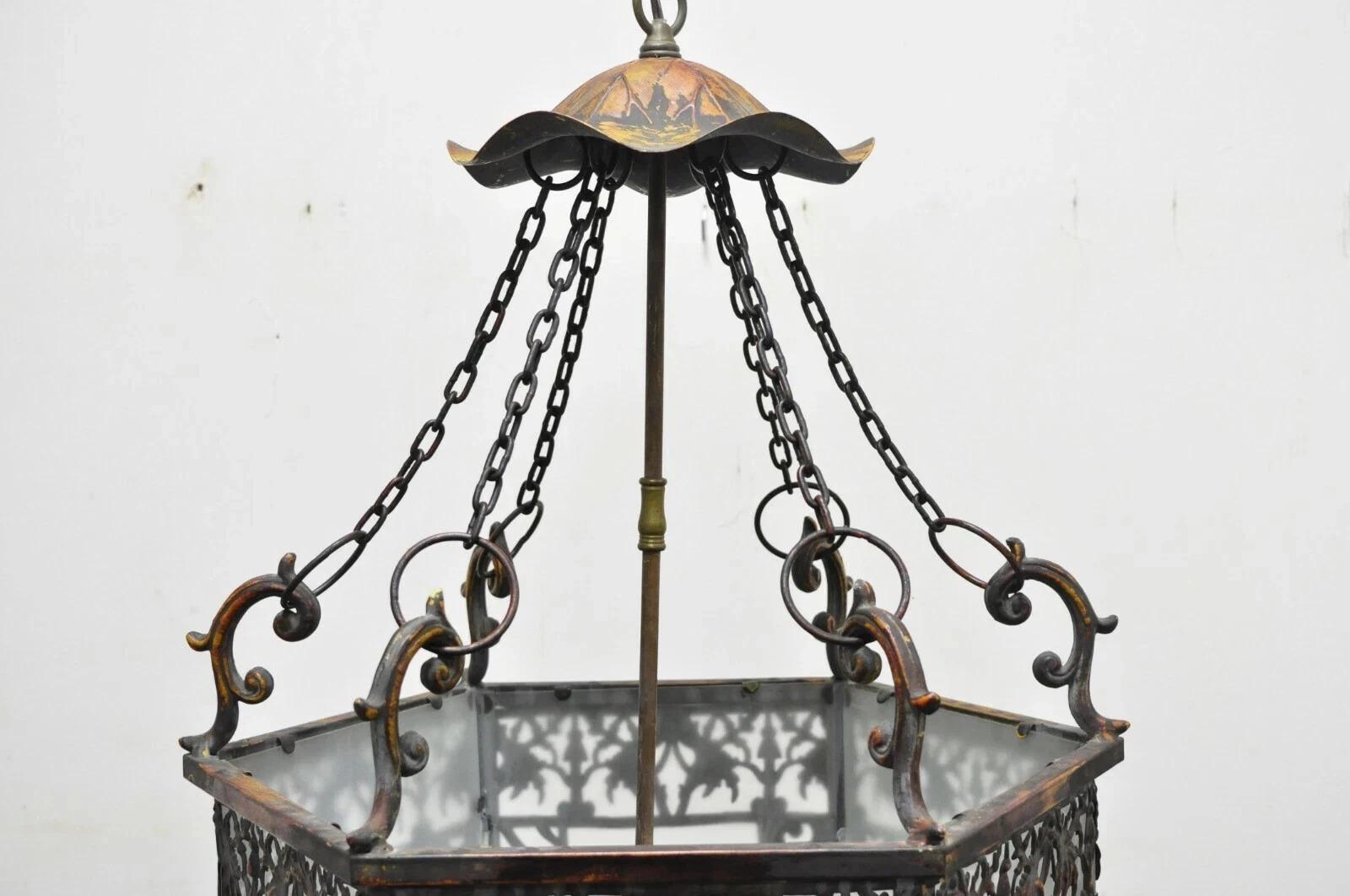 Metallo Lampadario a sospensione in vetro scoria esagonale in metallo dorato Art Nouveau in vendita