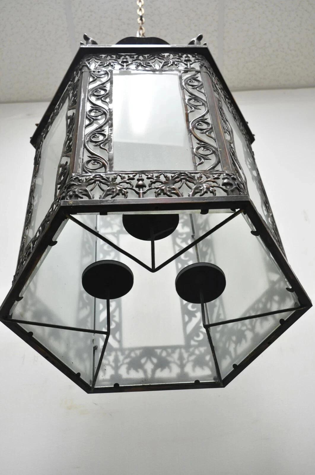Lampadario a sospensione in vetro scoria esagonale in metallo dorato Art Nouveau in vendita 3