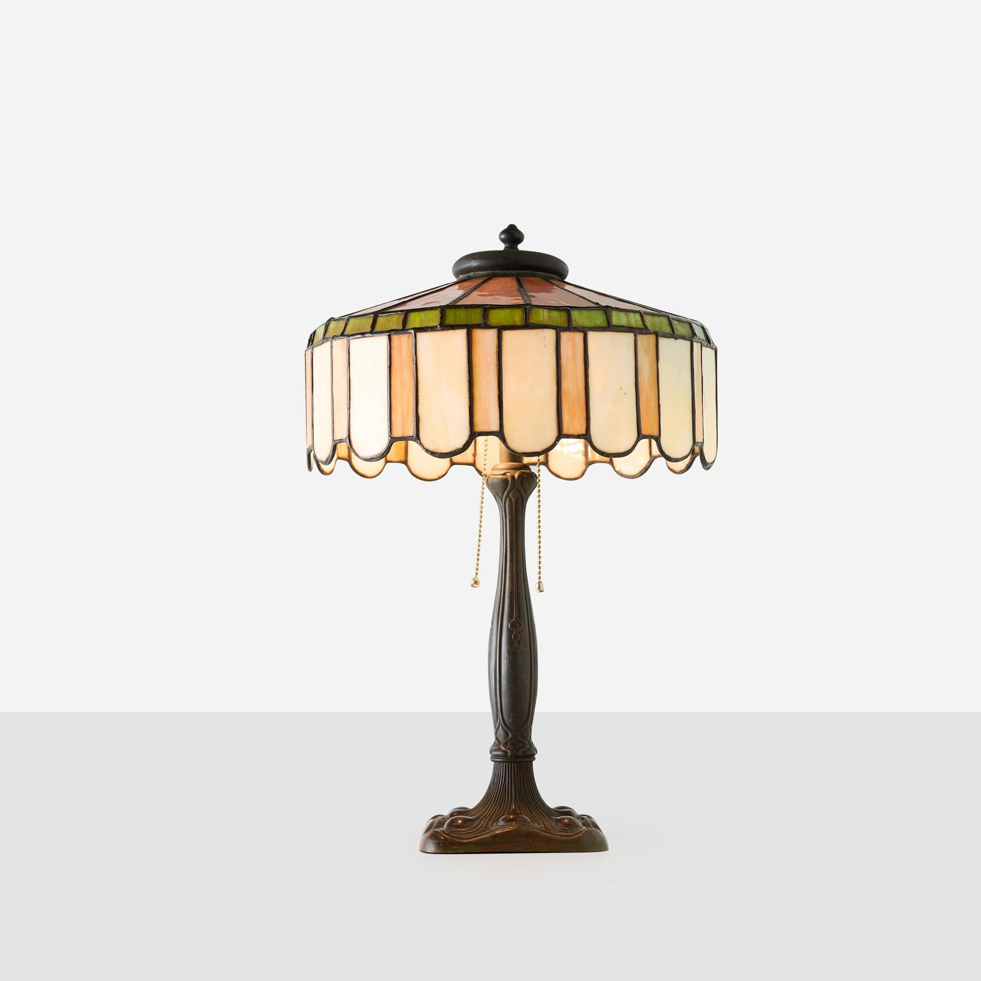 Moderne Lampe de table Art Nouveau en verre de scories avec revêtement en métal en vente