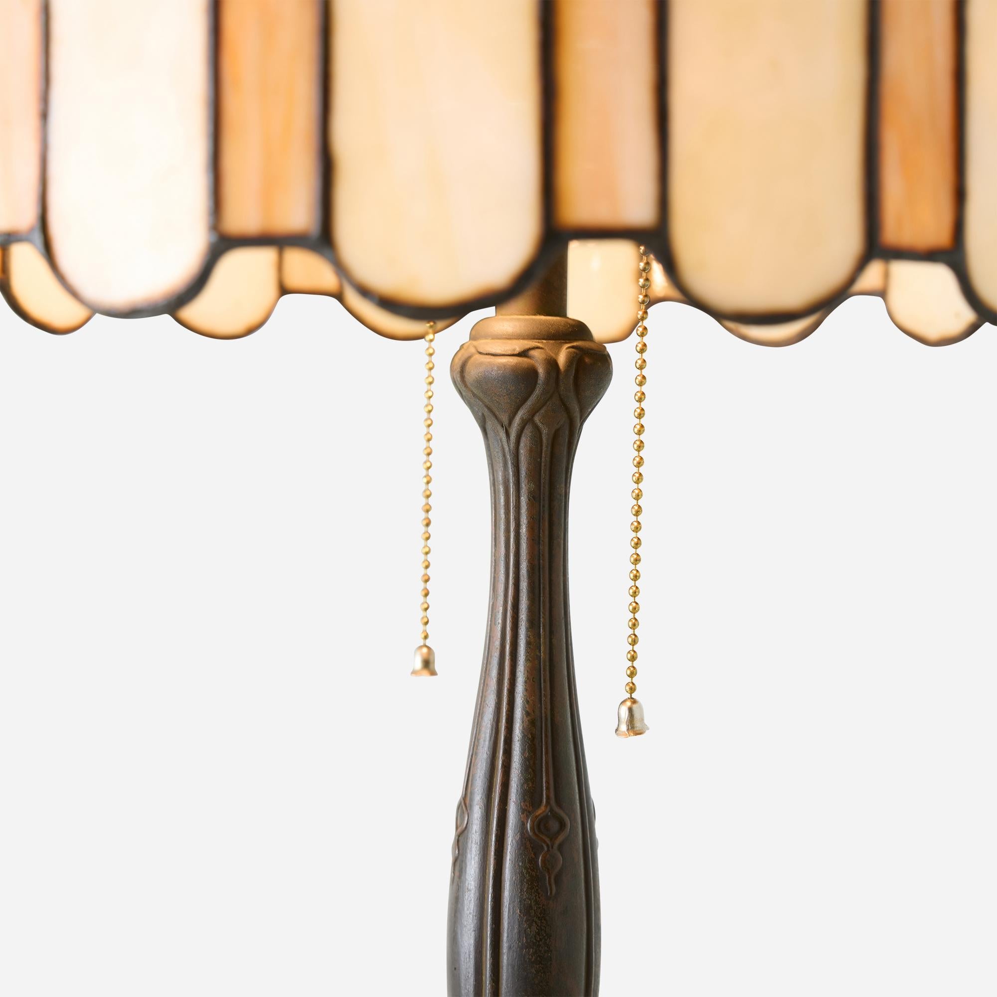 Américain Lampe de table Art Nouveau en verre de scories avec revêtement en métal en vente