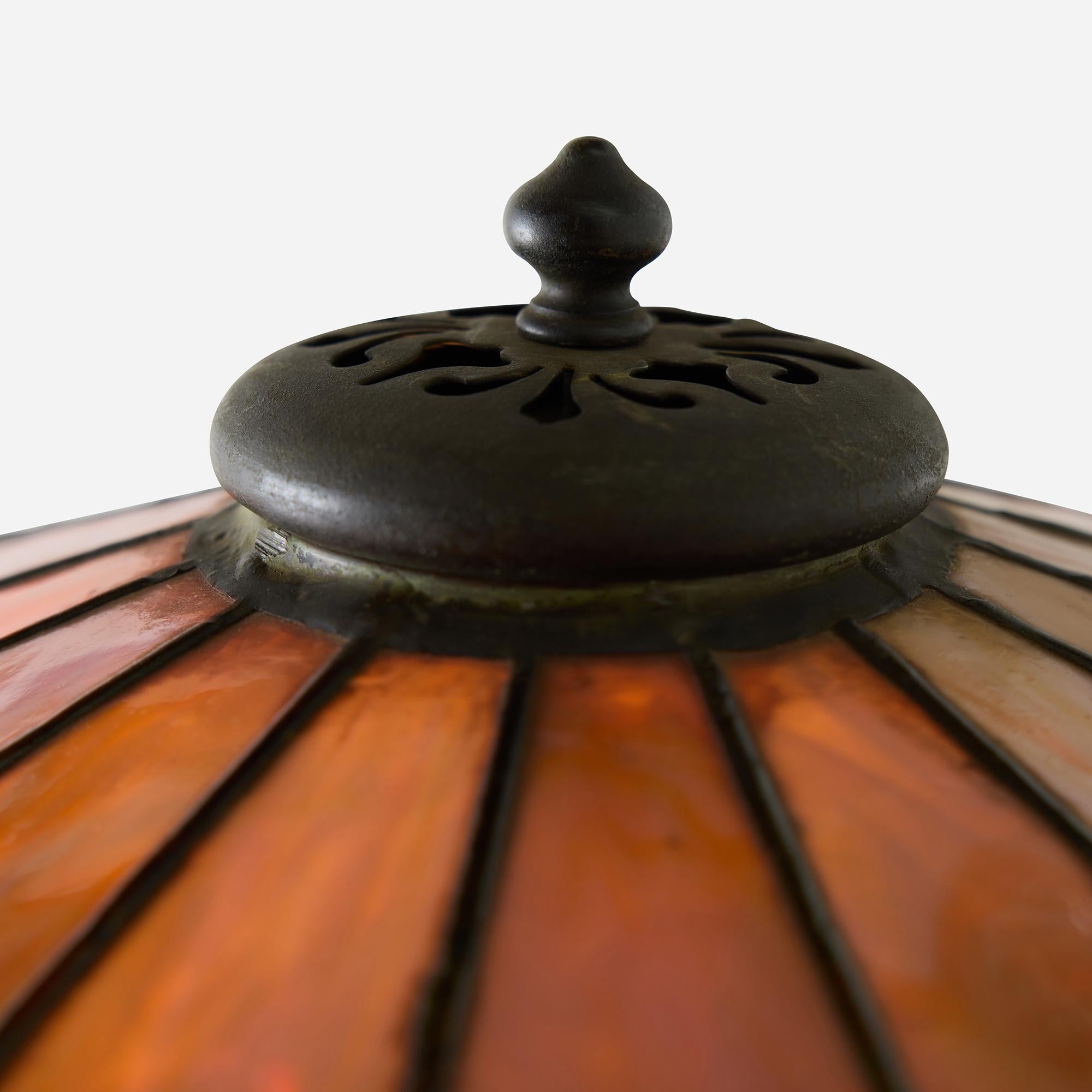 Lampe de table Art Nouveau en verre de scories avec revêtement en métal Bon état - En vente à San Francisco, CA