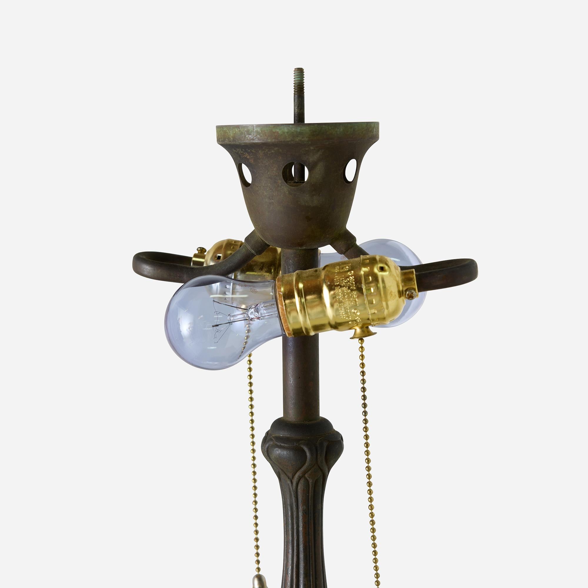 Début du 20ème siècle Lampe de table Art Nouveau en verre de scories avec revêtement en métal en vente