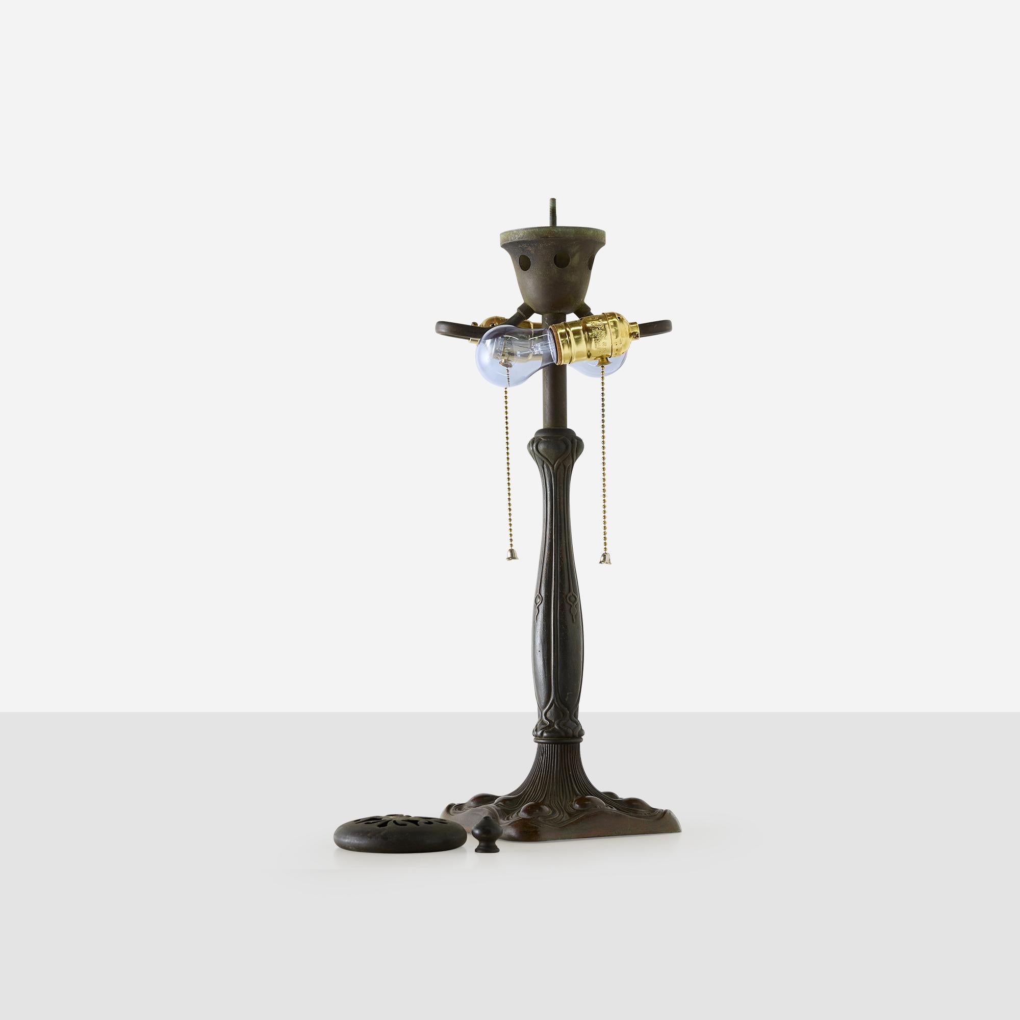 Métal Lampe de table Art Nouveau en verre de scories avec revêtement en métal en vente