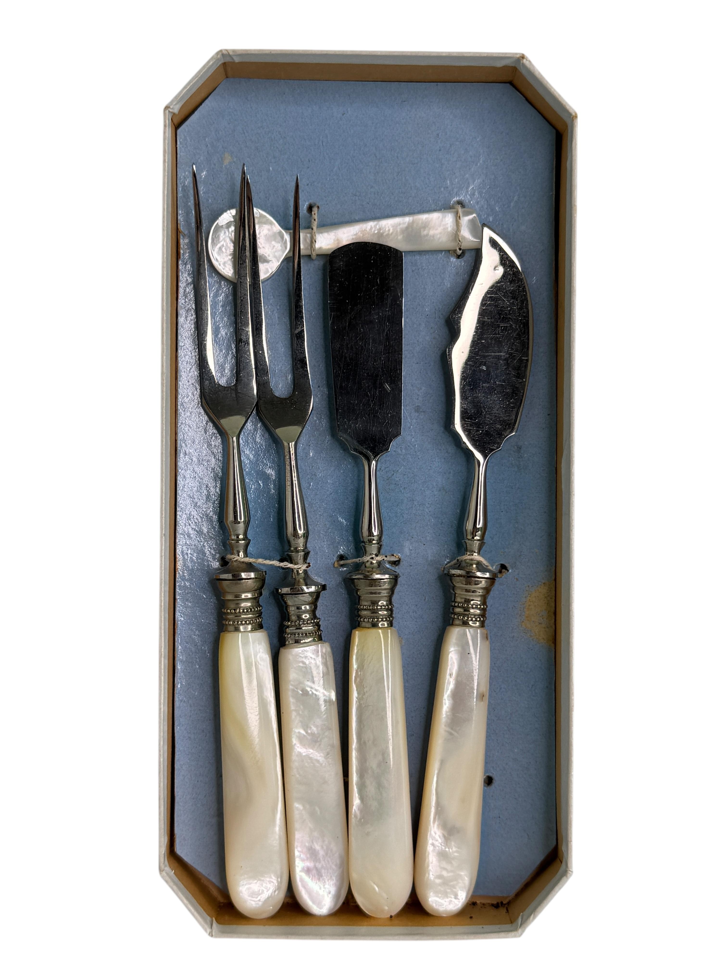 
Dieses charmante und elegante Set aus Bakelit und Metall bringt Wärme und Stil auf jeden Tisch. Die Kollektion umfasst zwei kleine Fleischgabeln, ein Buttermesser, ein Käsemesser und einen zierlichen Löffel, der sich perfekt für Marmelade, Honig