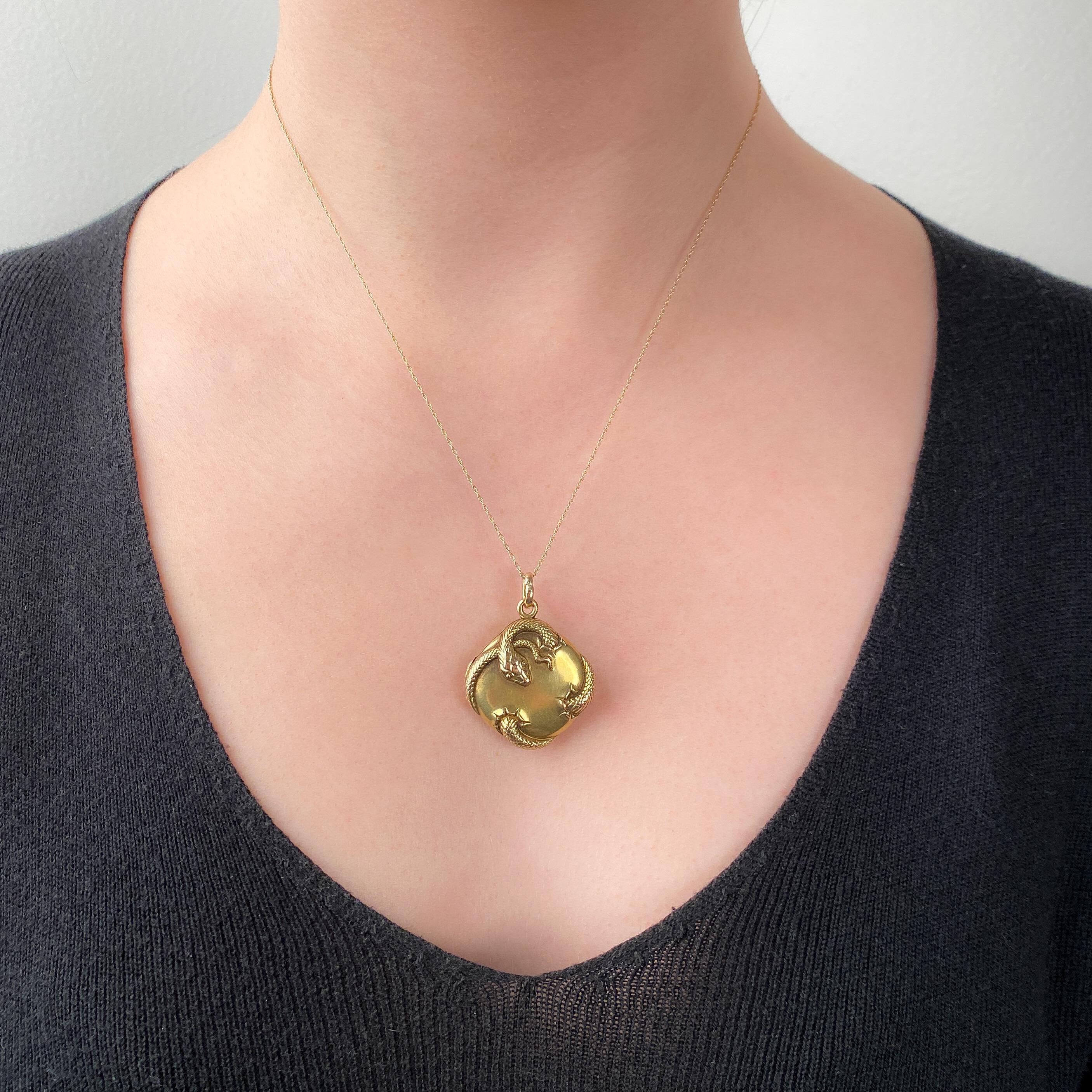 Art Nouveau Snake Locket of 14k Gold For Sale 2