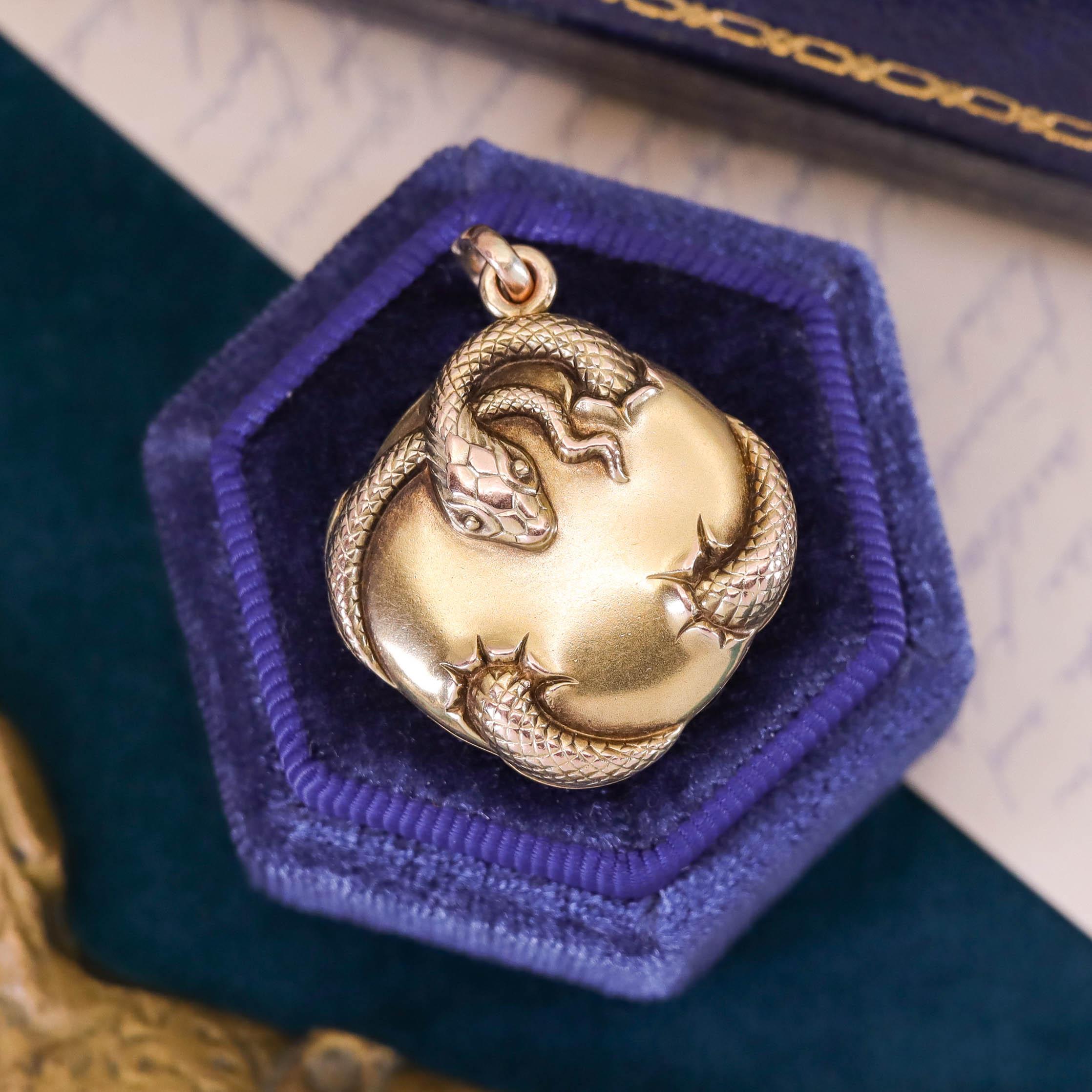Art Nouveau Snake Locket of 14k Gold For Sale 3
