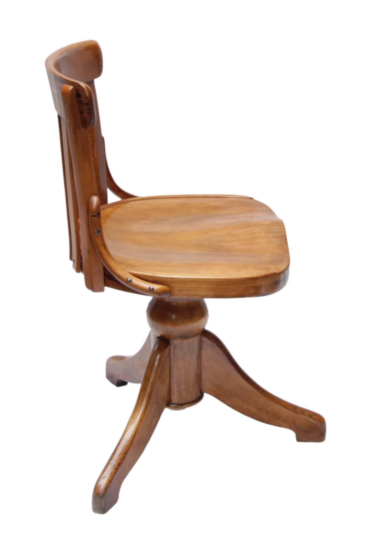 Der Stuhl aus der Zeit des Jugendstils ist nach oben und unten zu drehen. Der Stuhl ist aus massivem Buchenholz gefertigt und in gutem, restauriertem Zustand.