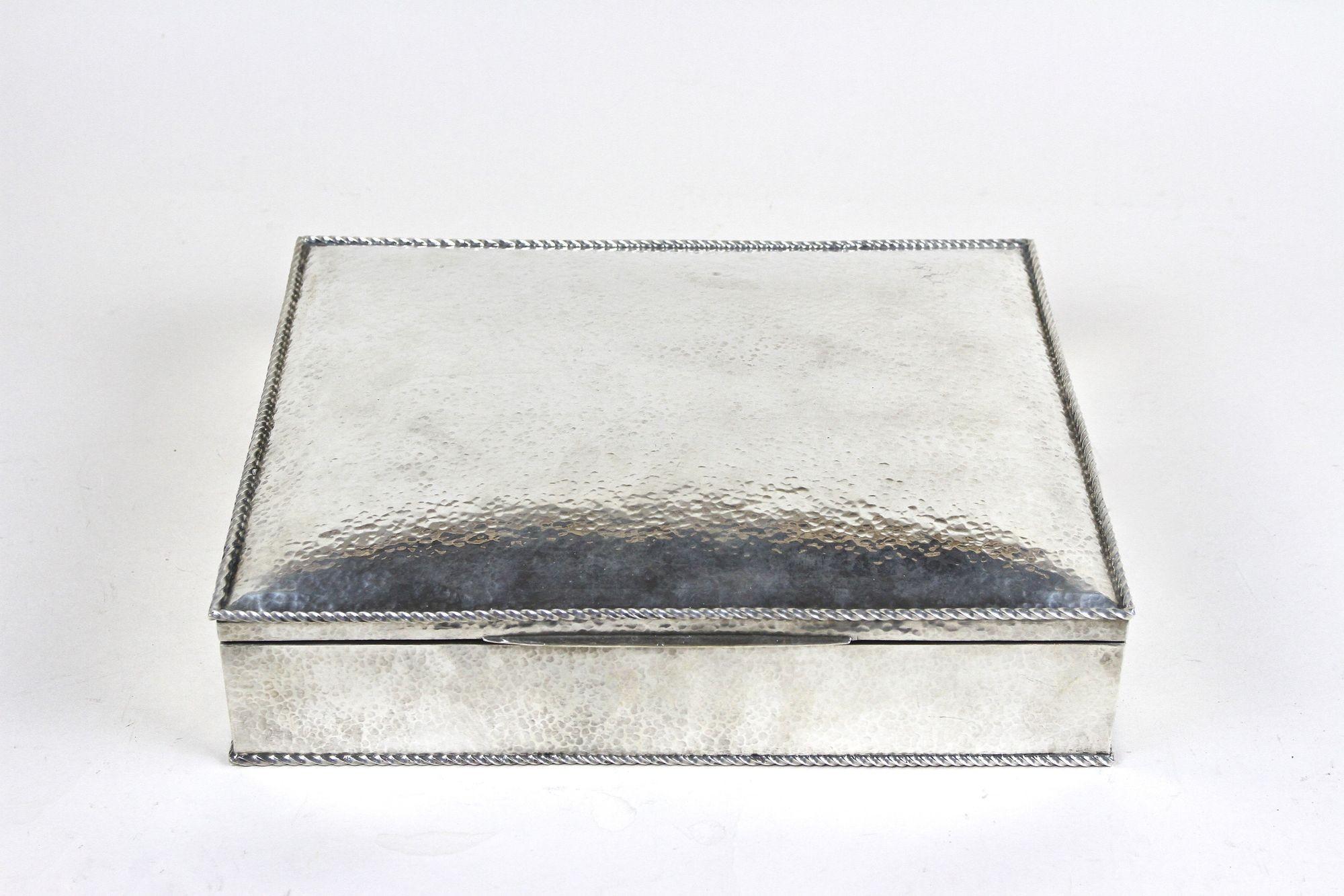 Exquisite Art Nouveau Solid Silver Box/ Jewelry Box from the early 20th century around 1900 in Austria. Artfully made from 60,1 ounces (!) of 900 solid silver, this large precious box impresses with an absolute gorgeous looking hammered surface. The
