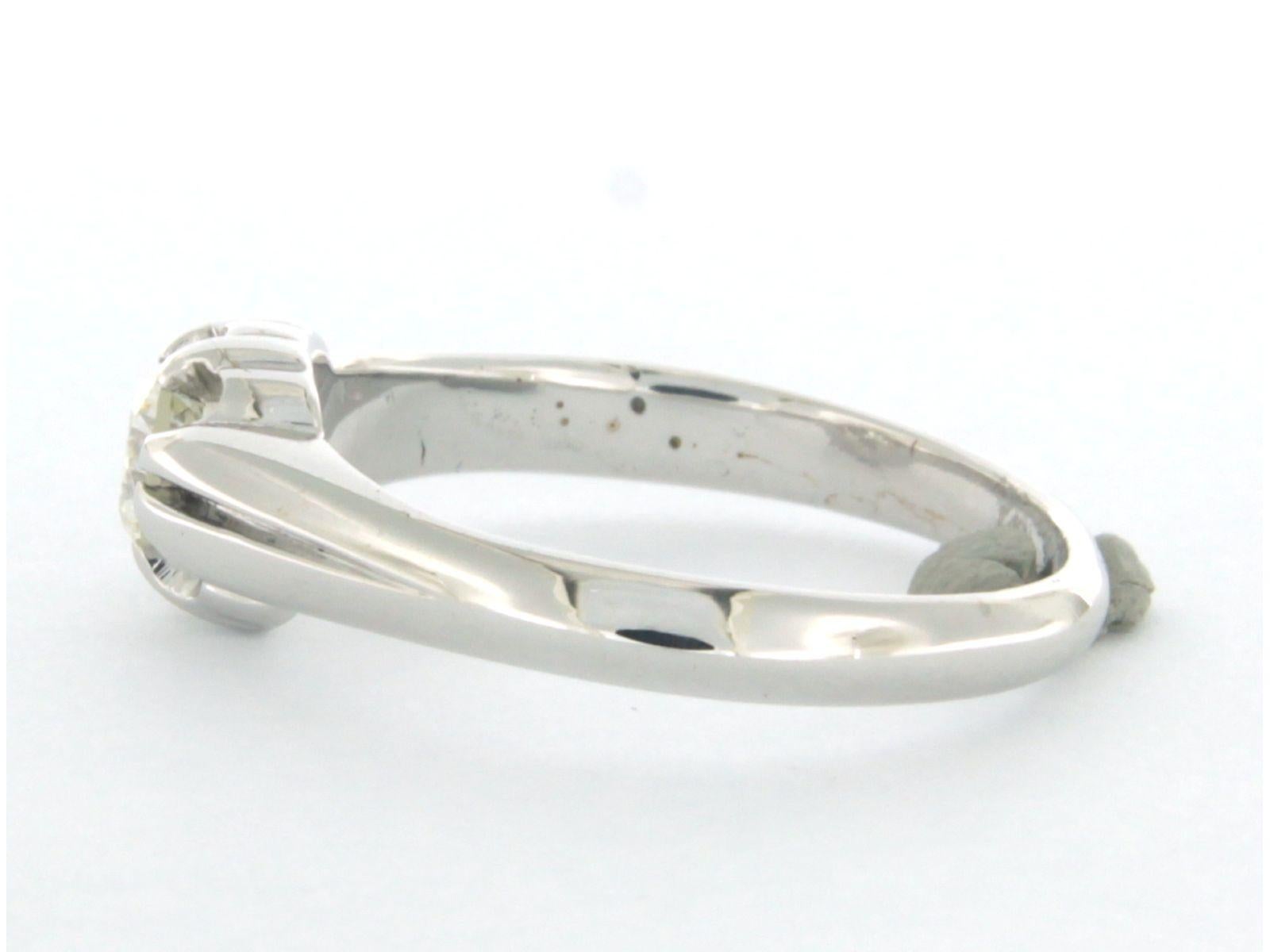 Bague solitaire en or blanc 18k sertie d'un diamant taille brillant jusqu'à 0,40 ct - N/O - VS/SI - taille de bague US 7,5 - EU 17,75 (56)

Description détaillée :

La partie supérieure de l'anneau a une largeur de 7,0 mm.

Poids : 4.0