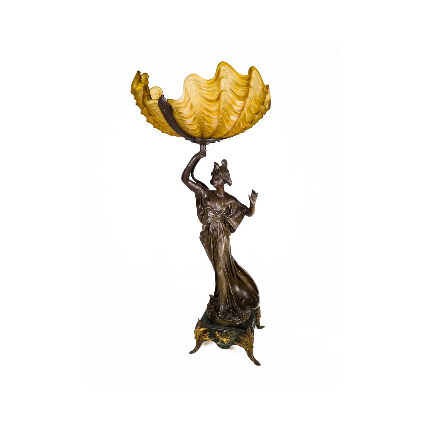 Une superbe lampe française Belle Époque Art Nouveau du début des années 1900, présentant une sculpture en fer forgé finement travaillée d'une femme gracieuse. Elle tient élégamment un abat-jour en verre jaune illuminé en forme de tulipe, projetant