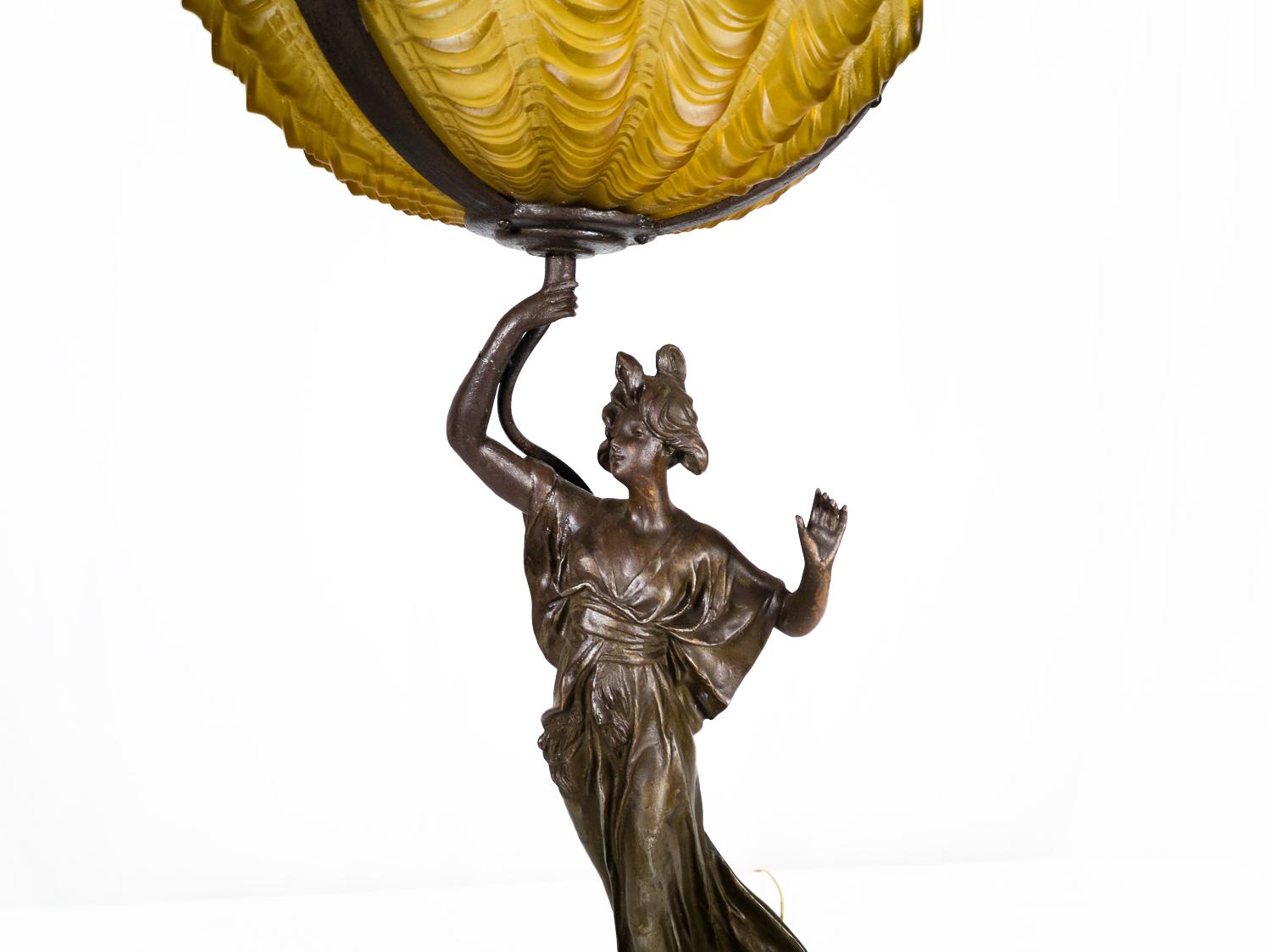Art nouveau  Zinn-Frauen-Skulptur-Lampe aus gelbem Glas, 1900er Jahre (Belle Époque) im Angebot
