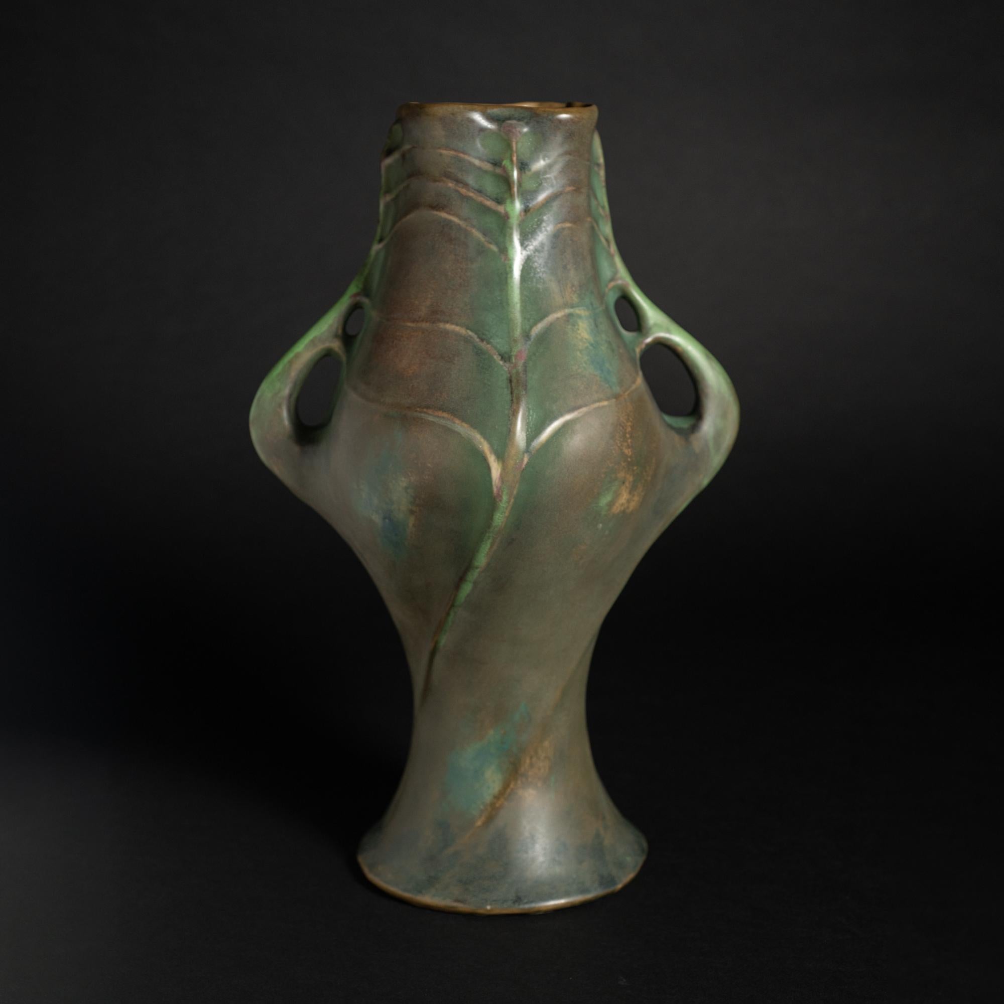 Modèle #3540

Paul Dachsel était le gendre d'Alfred Stellmacher, le fondateur de la société de poterie Amphora à Turn-Teplitz, alors en Autriche. Très peu de choses sont connues ou ont été écrites sur Dachsel. Il a travaillé comme designer à Amphora
