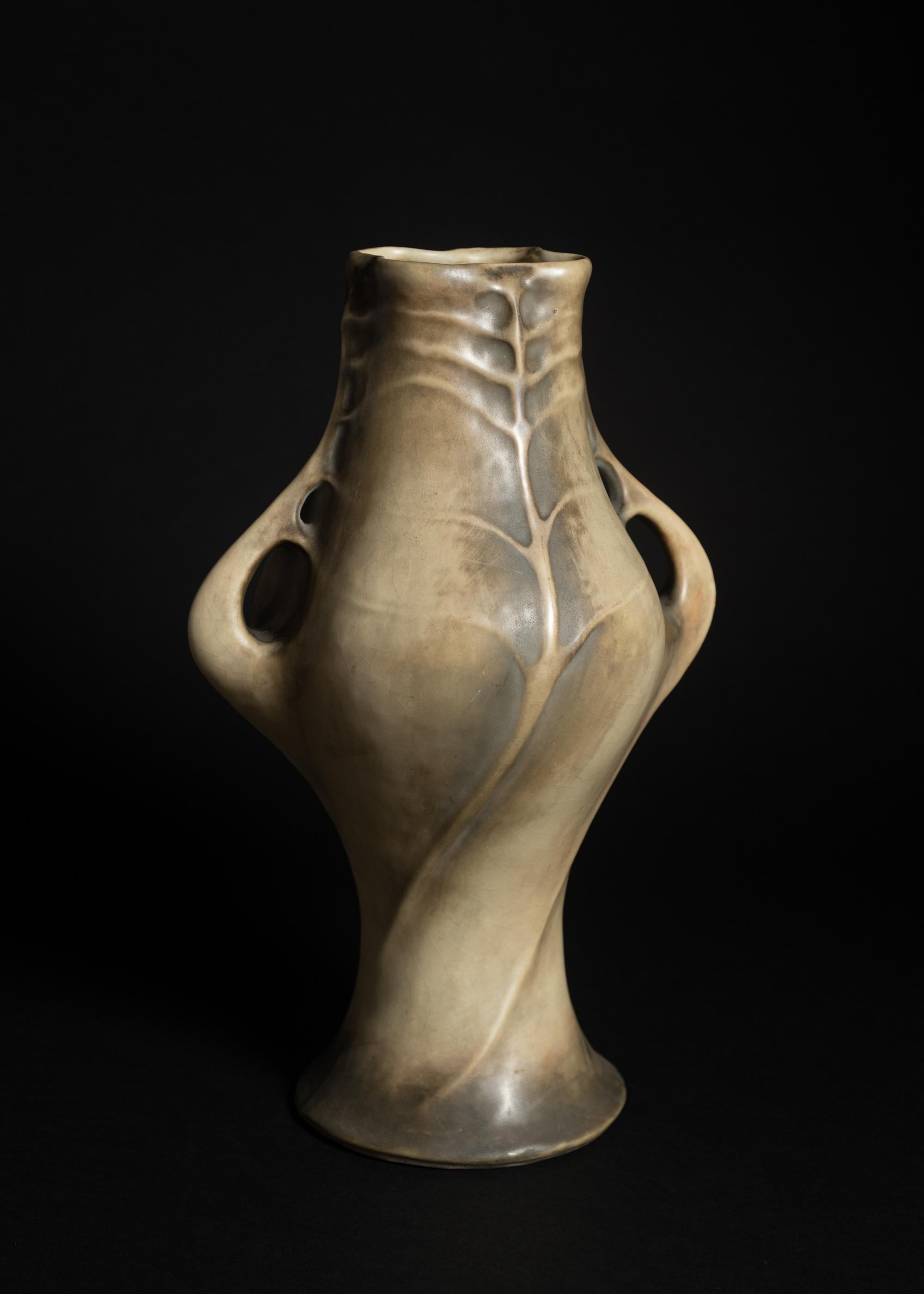 Autrichien Vase en forme de feuille en spirale Art Nouveau de Paul Dachsel pour RStK Amphora en vente