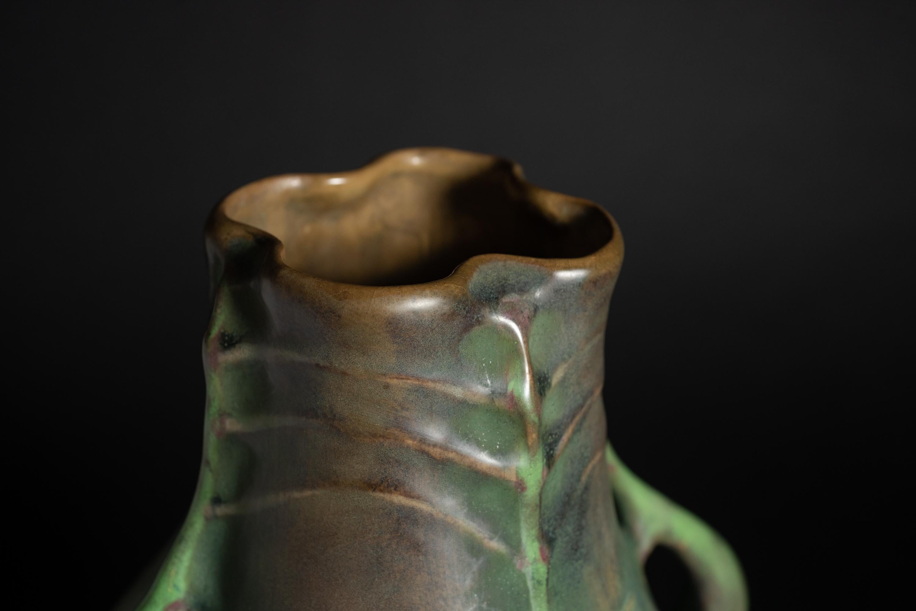 Vernissé Vase en forme de feuille en spirale Art Nouveau de Paul Dachsel pour RStK Amphora en vente