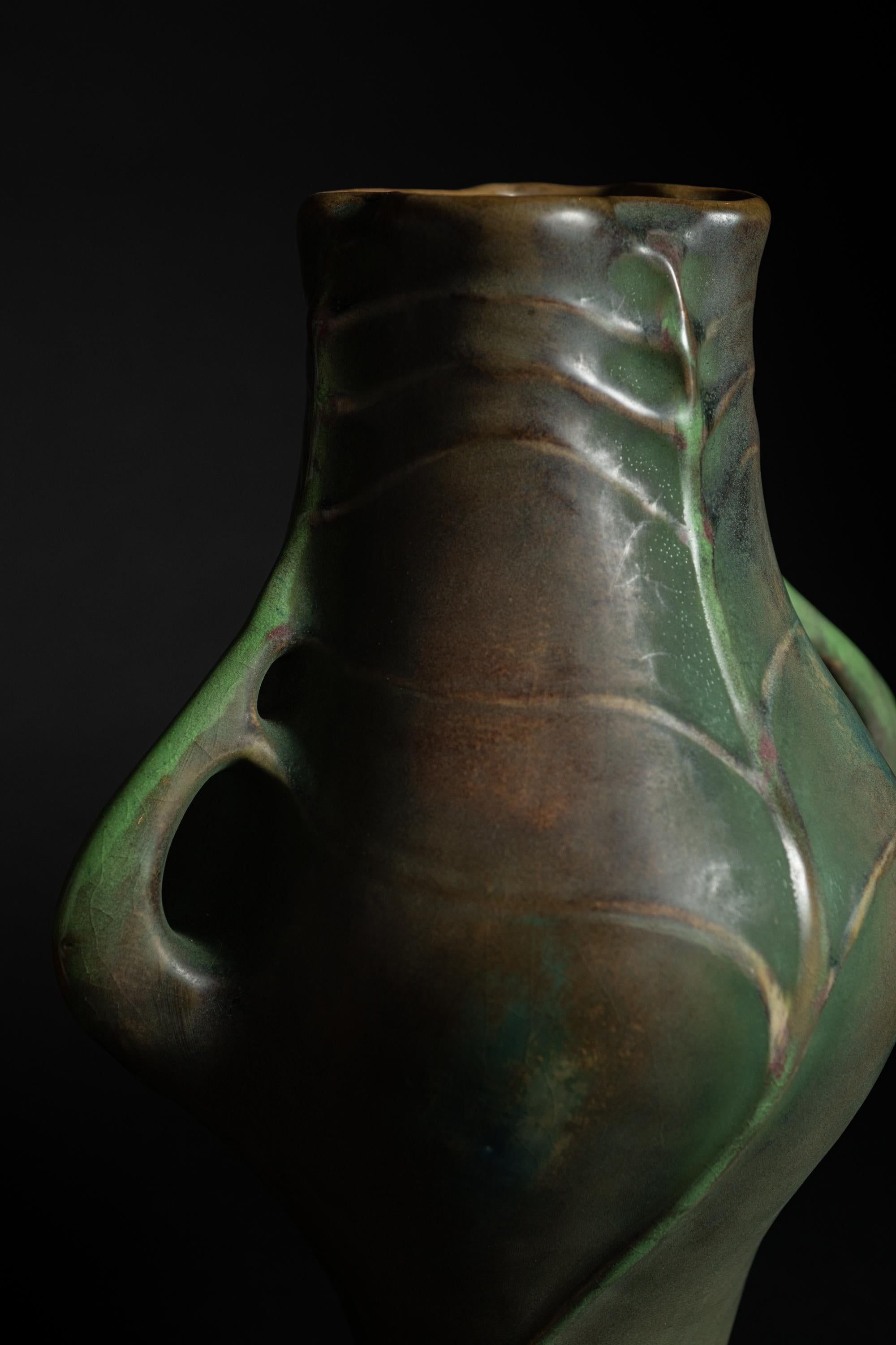Vase en forme de feuille en spirale Art Nouveau de Paul Dachsel pour RStK Amphora Excellent état - En vente à Chicago, US