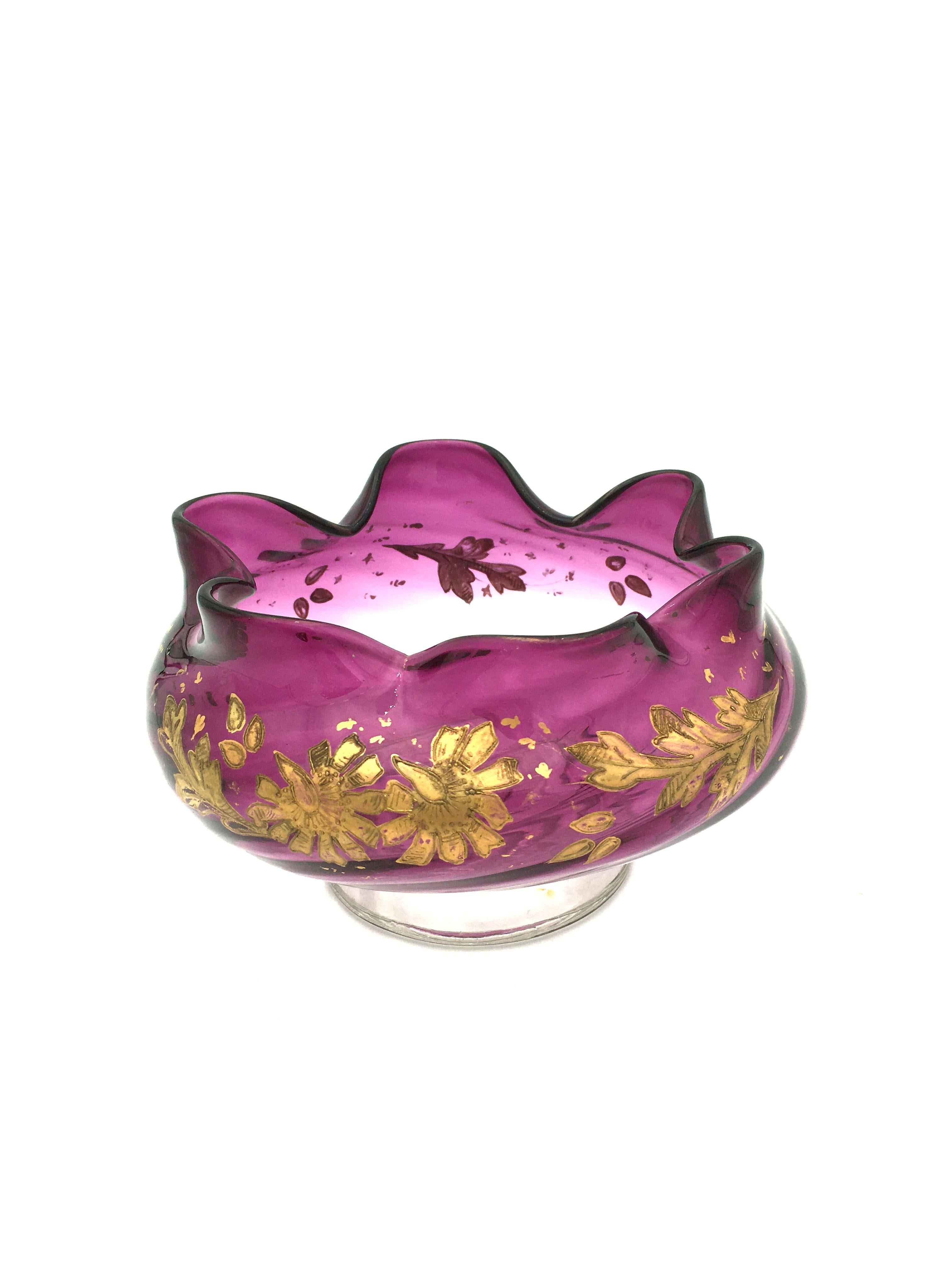 Art Nouveau spiral purple lead crystal bowl with guilt flowers decoration.
France 
End of 19th-beginning of the 20th century.
  