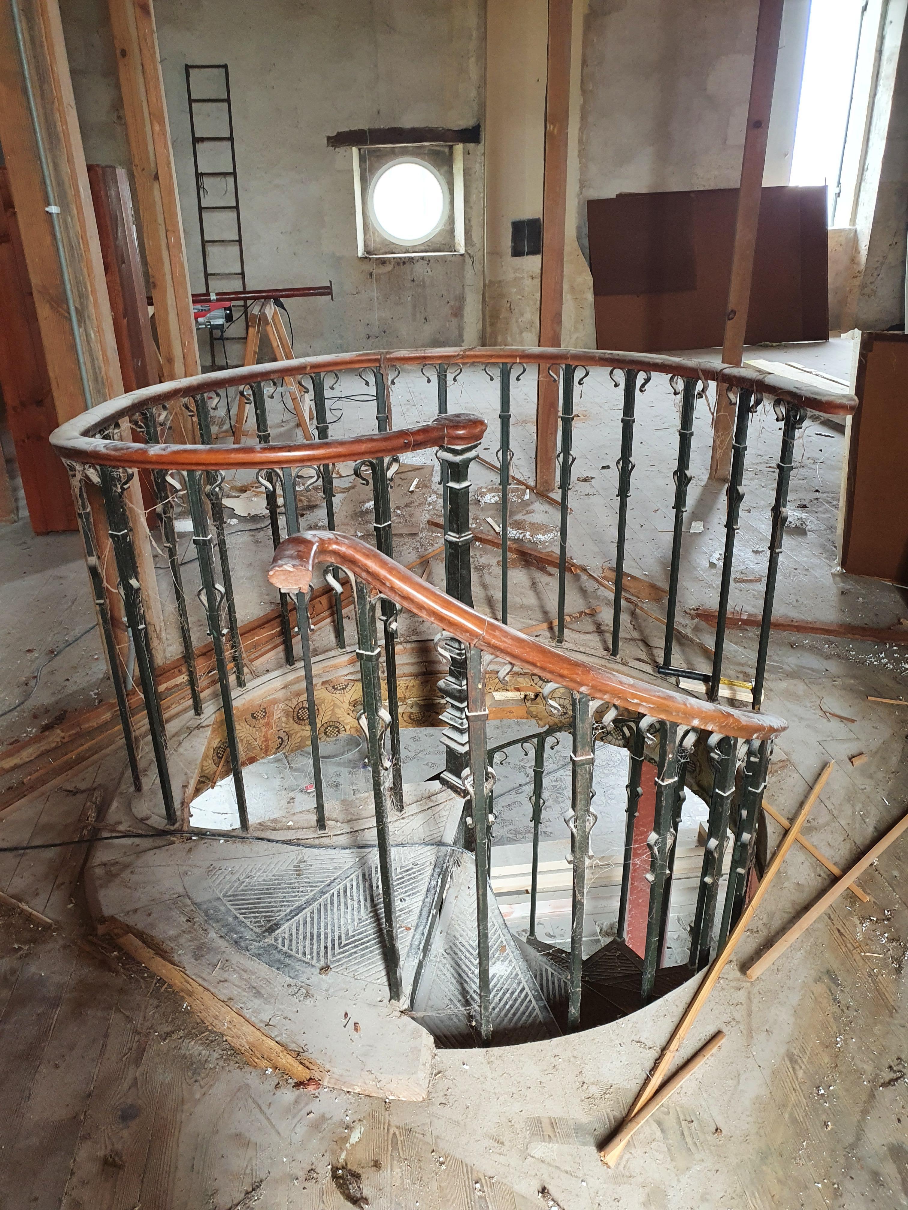 Art Nouveau Spiral Staircase in Cast Iron and Wrought Iron 7