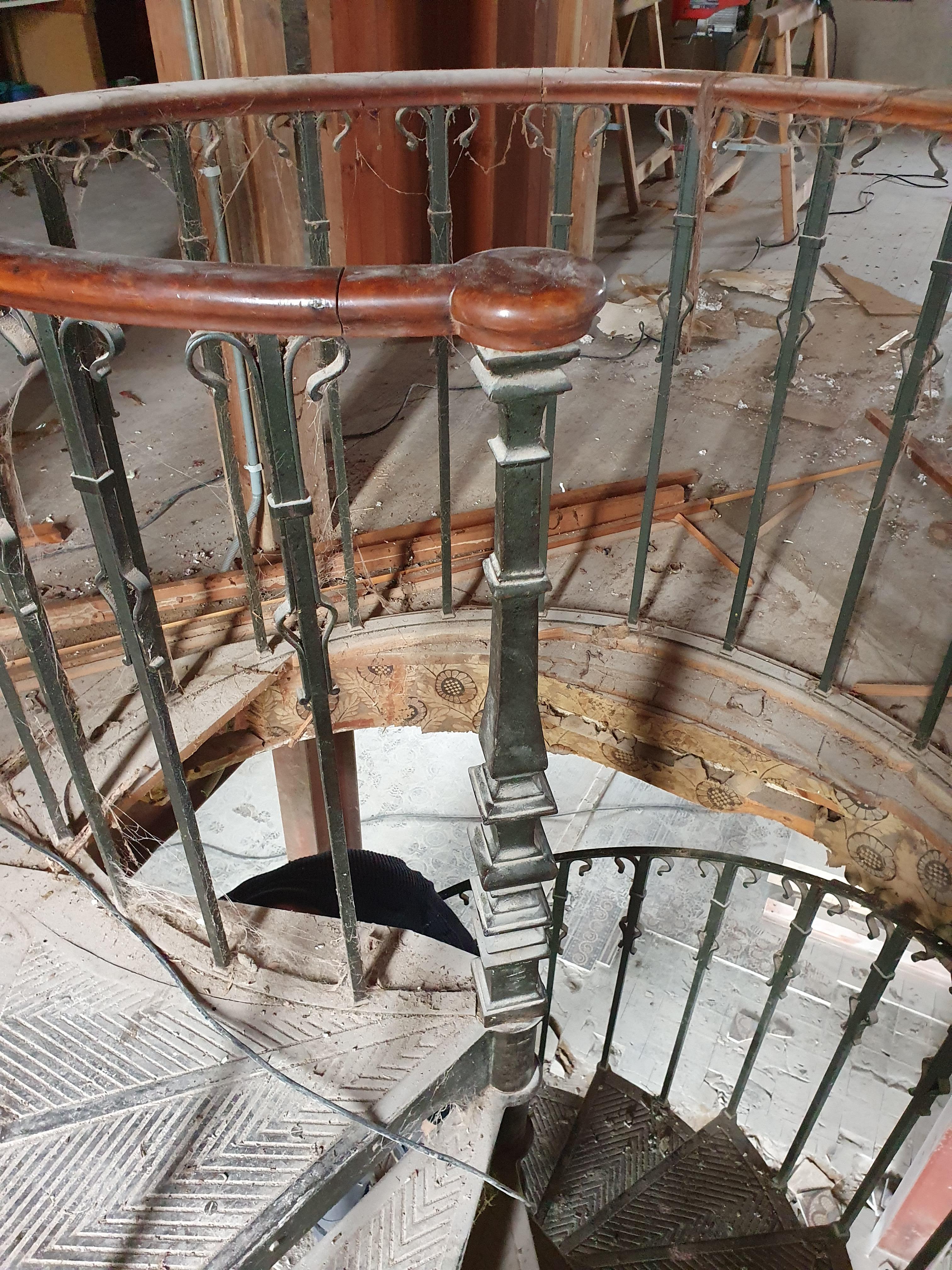Art Nouveau Spiral Staircase in Cast Iron and Wrought Iron 8