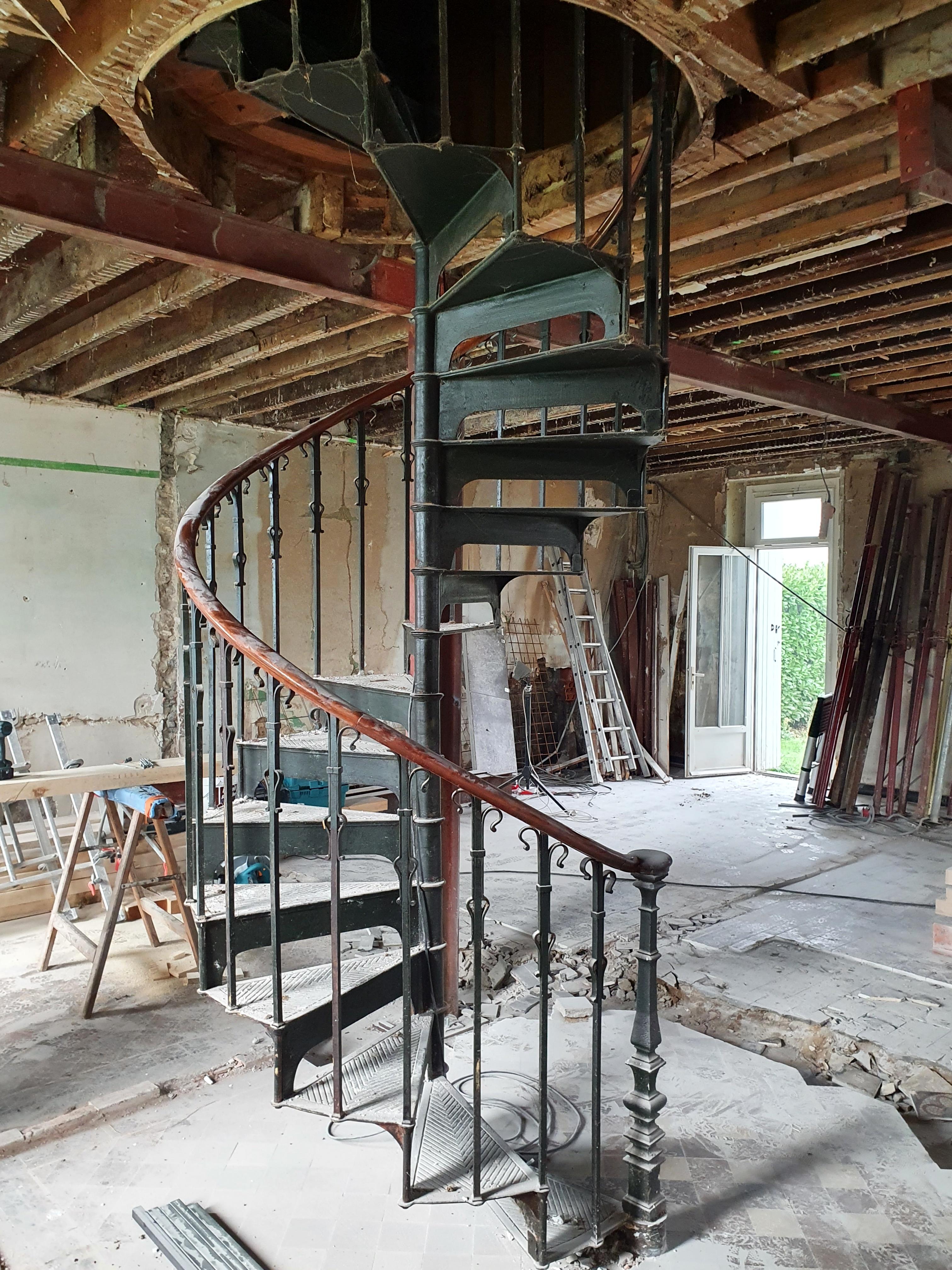 French Art Nouveau Spiral Staircase in Cast Iron and Wrought Iron