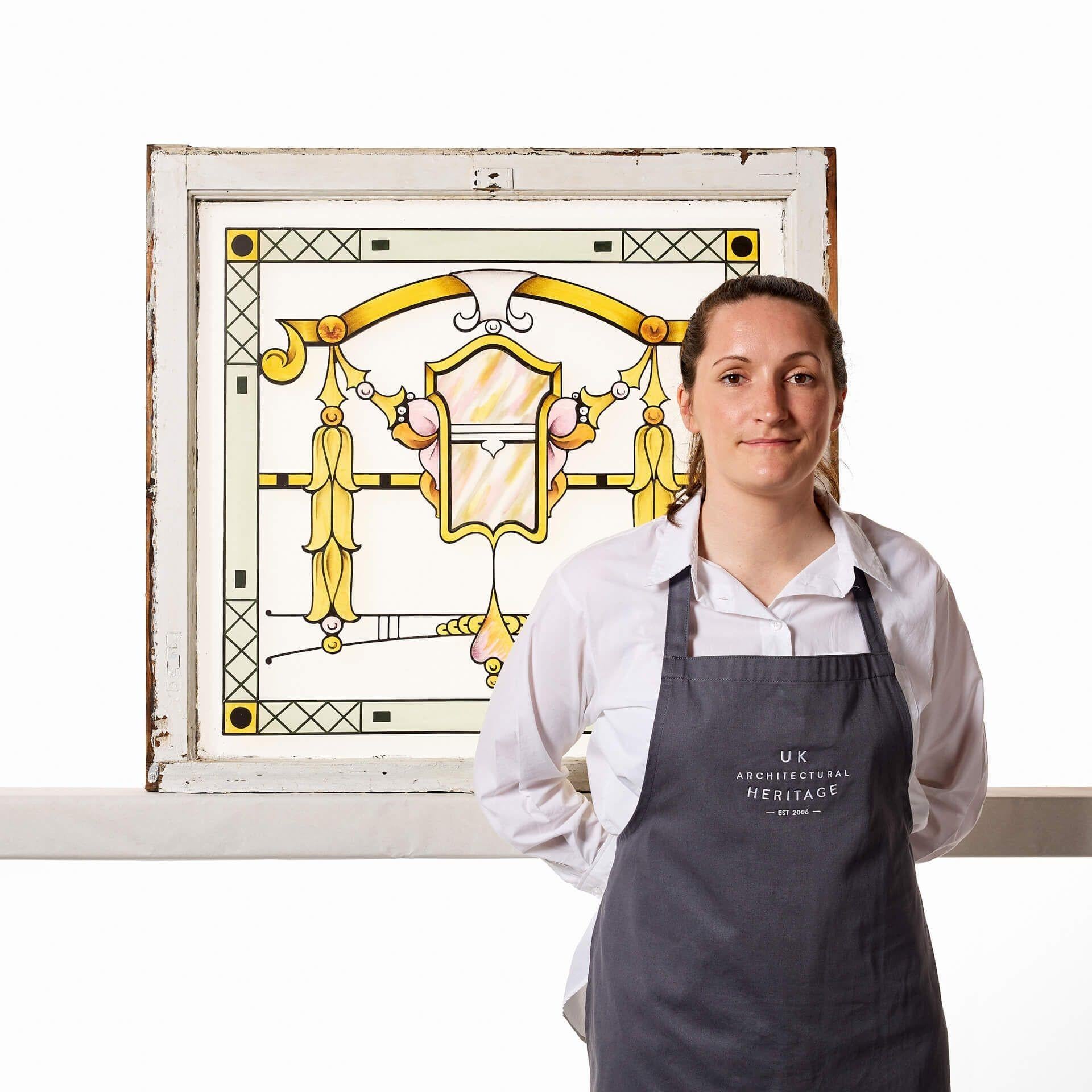 Vitrail du début du 20e siècle, magnifiquement gravé avec des détails de style Art nouveau.

Cette fenêtre est l'une des dix fenêtres similaires que nous avons à vendre. Bien qu'elle soit magnifique seule, elle peut être associée à une ou plusieurs